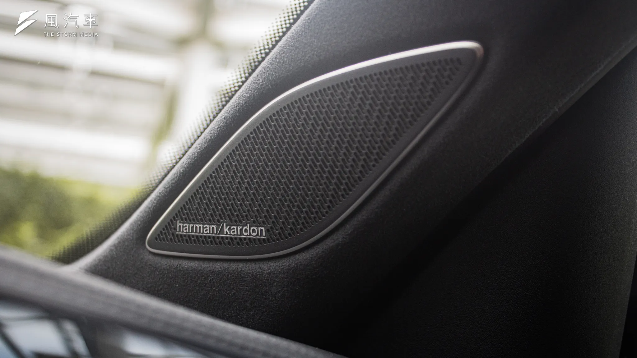 Volkswagen Passat 配有 Harman Kardon 環繞音響，搭配 430TSI 車型的雙層膠合玻璃擁有相當出色的音質表現。