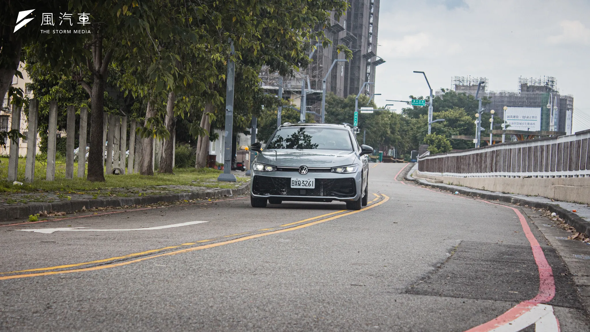 Volkswagen Passat 的方向盤指向性堪稱優秀，即便將近 5 公尺的車身尺碼也不影響轉向動態。