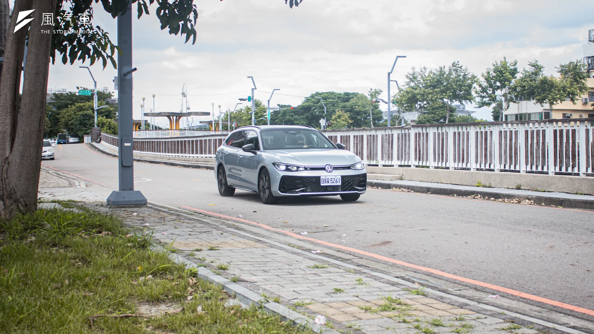 Volkswagen Passat 的換檔邏輯十分人性，加上 430TSI 剛好的動力輸出，絲毫感受不出這是不 1.7 噸重的旅行車。