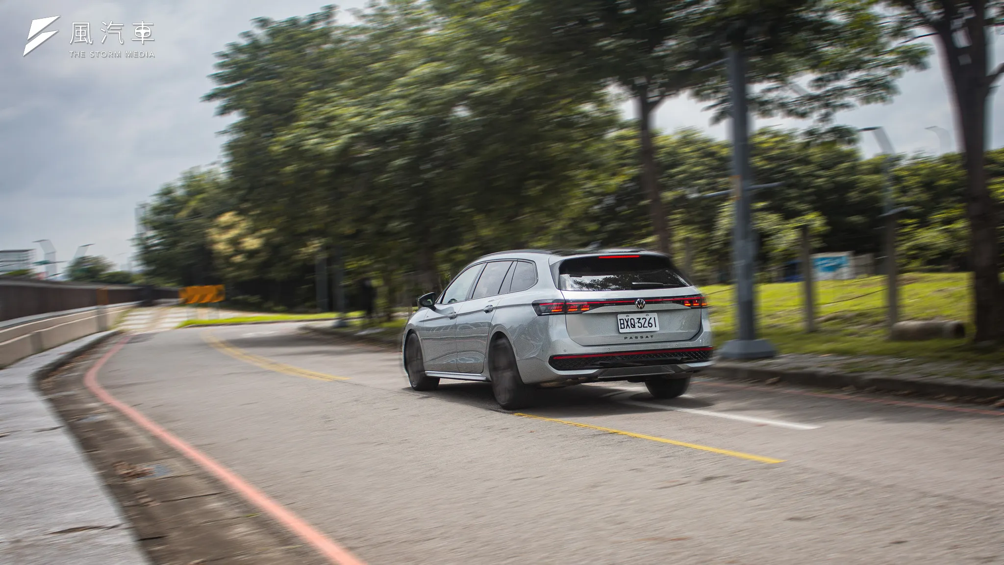 Volkswagen Passat 430TSI 配置的 EA888 EVO4 雖然沒能表現出如 Golf GTI 般的強勁，但卻展現另一種從容的駕馭樂趣。