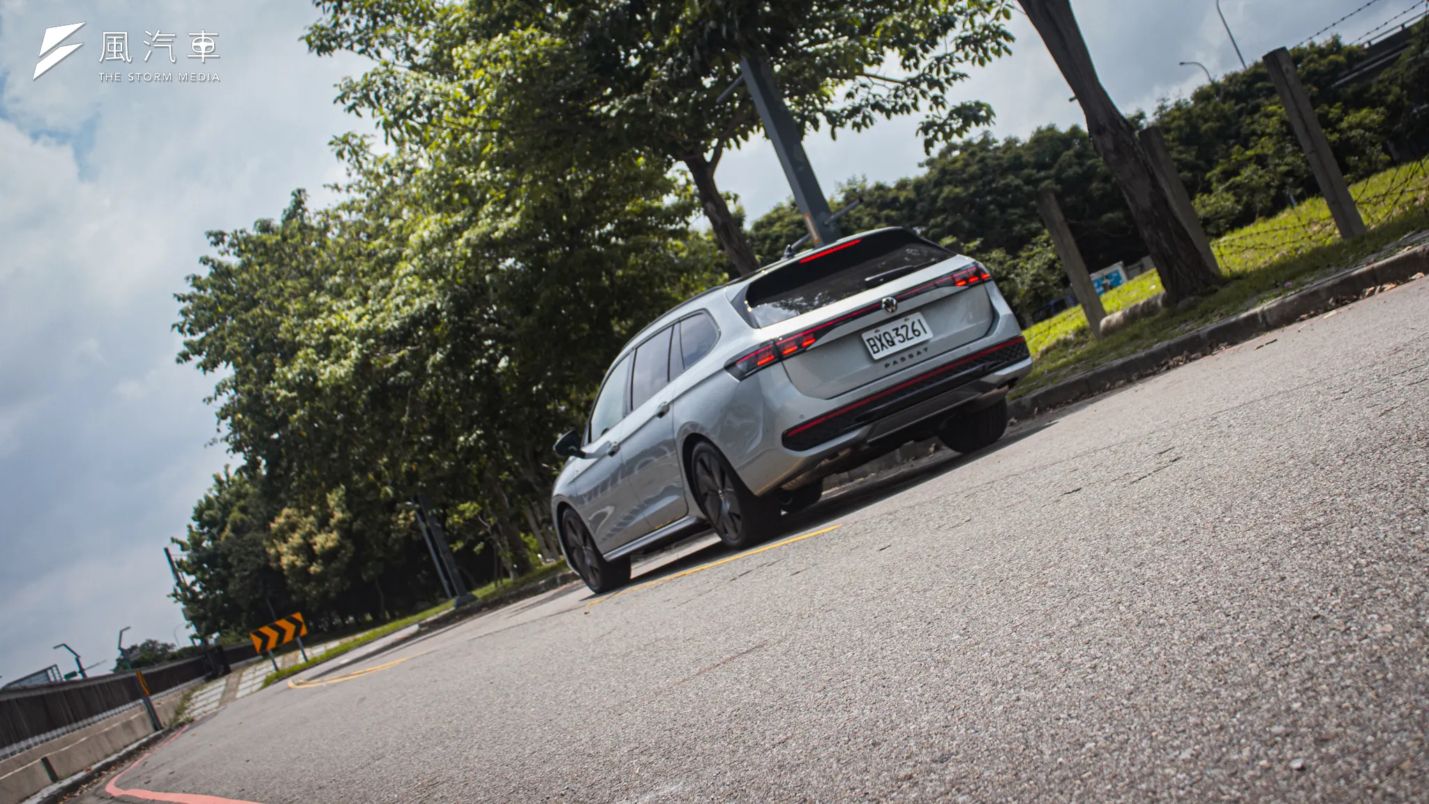 Volkswagen Passat 在 430TSI 車型搭載 DCC Pro 主動底盤控制技術，加上本身十足剛硬的車身，出彎穩定性讓人不得不豎起大拇指。