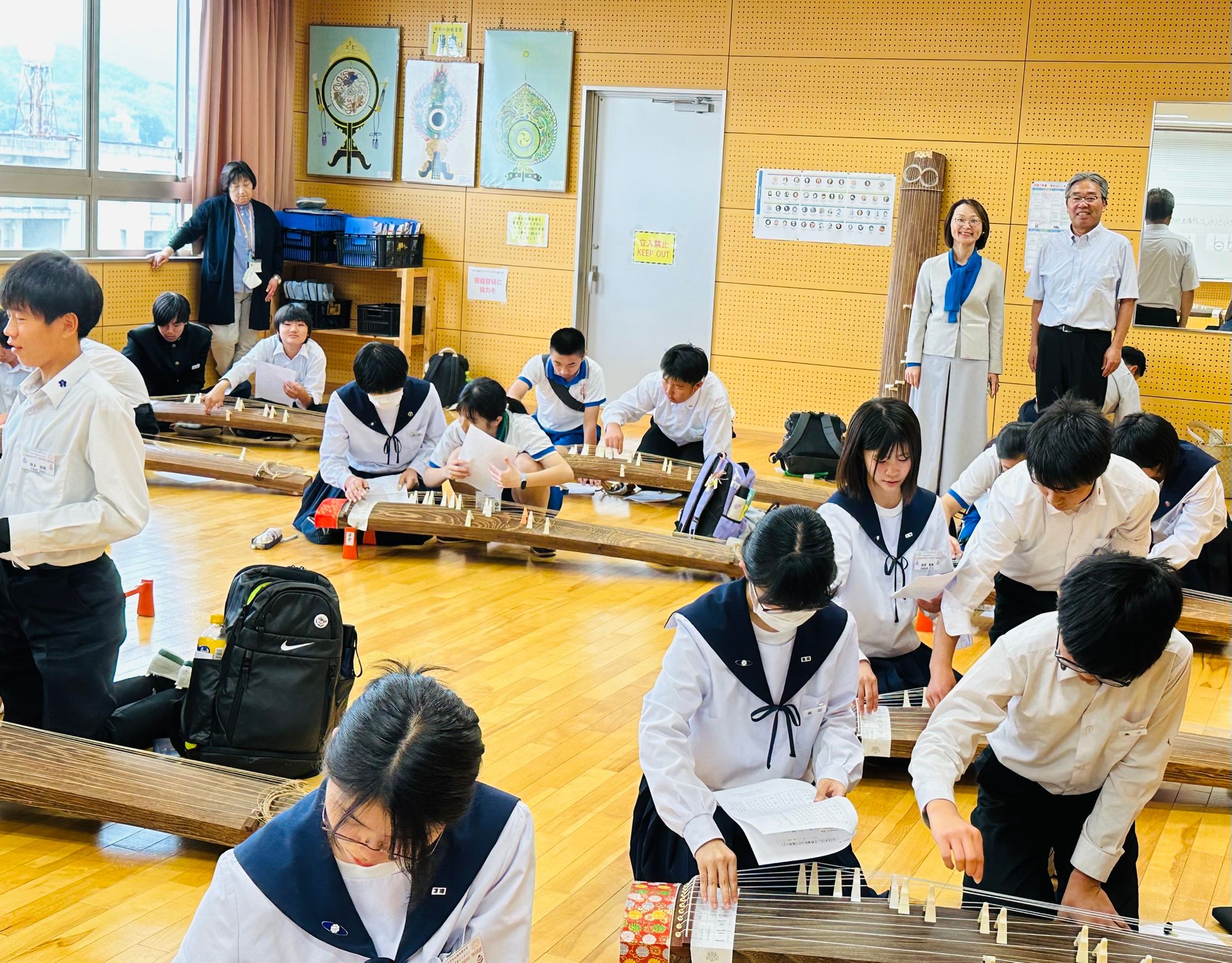瑞芳國中學生參與日本琴平中學古箏課程。(圖/新北市瑞芳國中提供)
