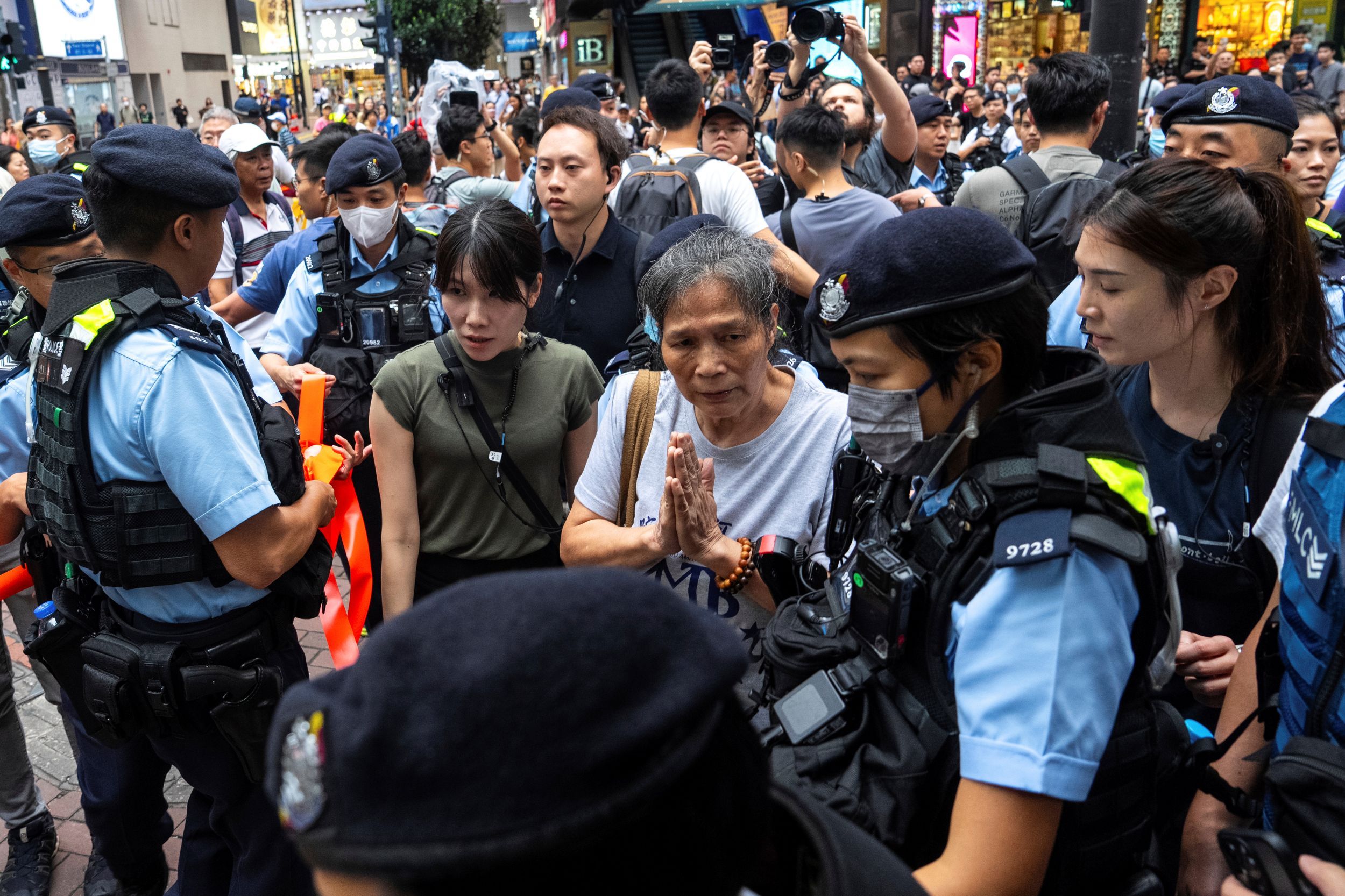 香港活動家雷玉蓮在銅鑼灣紀念六四，被大批警察帶走。（美聯社）