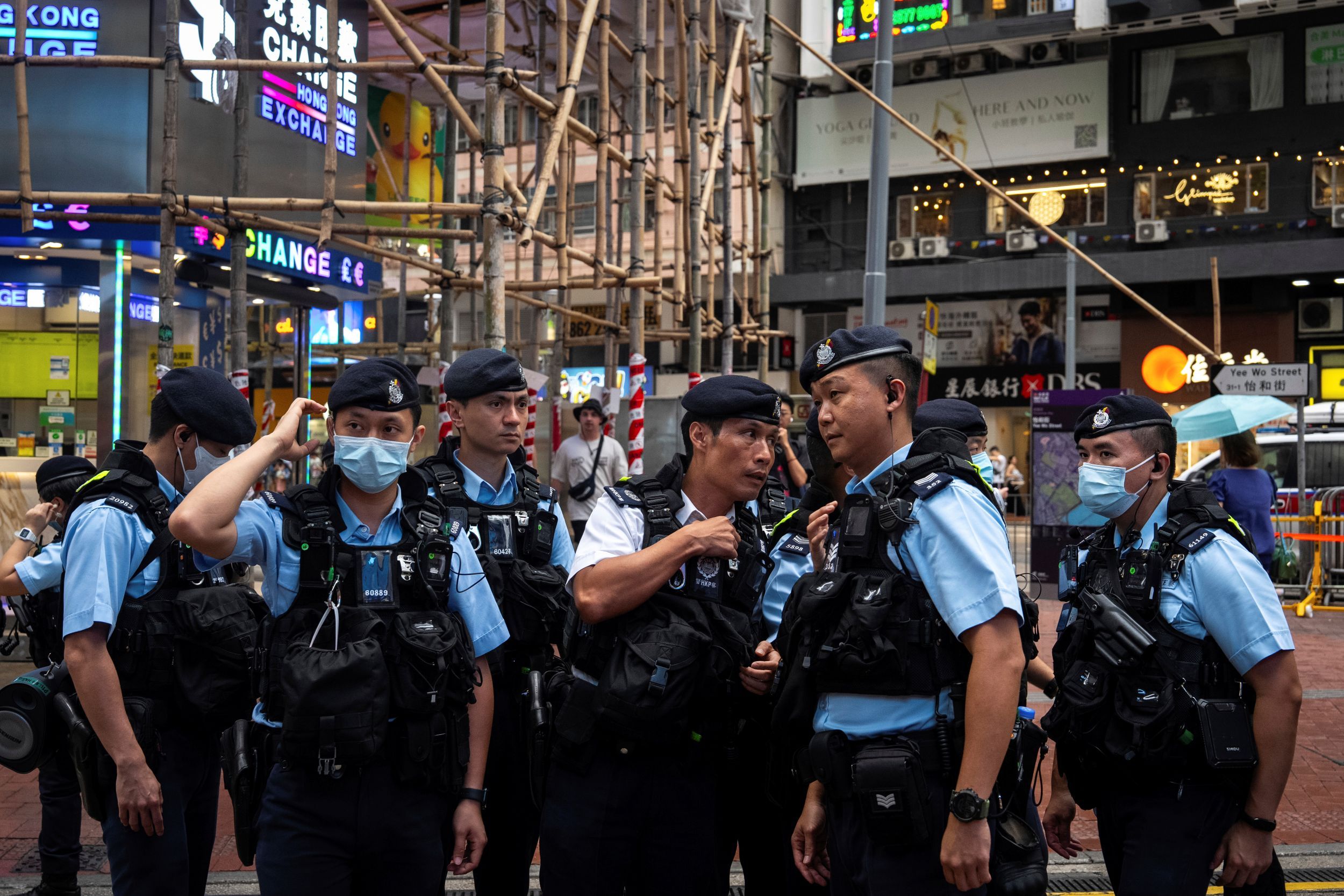 香港大批警察在銅鑼灣架起障礙和封鎖線。（美聯社）