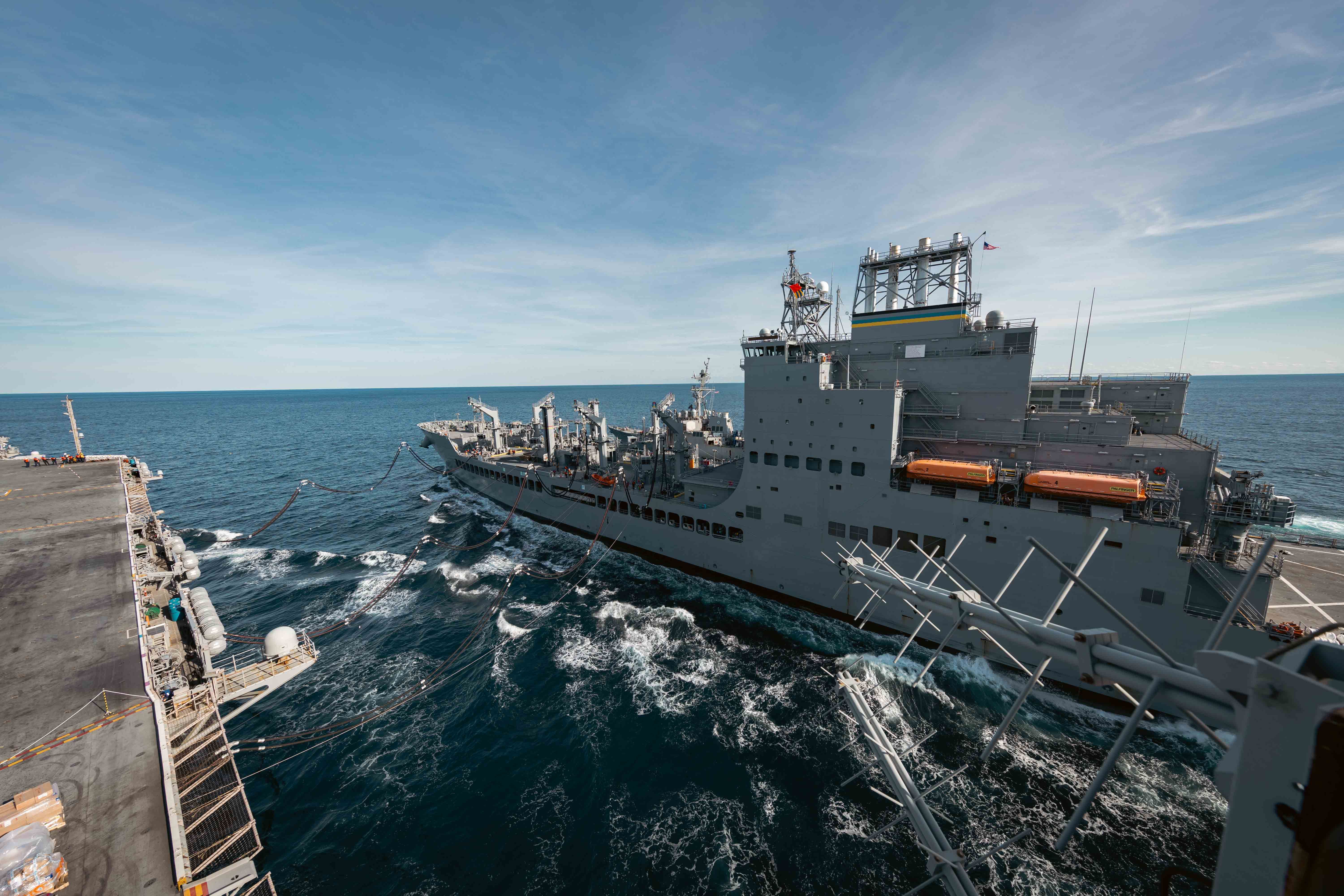 美國海軍現役運輸補給艦「哈維・米爾克號」（USNS Harvey Milk），左側是福特號航空母艦。（翻攝自美軍DVIDS系統）