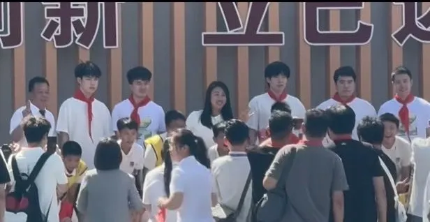 台灣桌球名將林昀儒（後左三）征戰2025年中國桌球超級聯賽，在山東與大陸名將王楚欽（後左二）一同佩帶紅領巾並唱〈我愛你中國〉引起爭議。（取自微博）