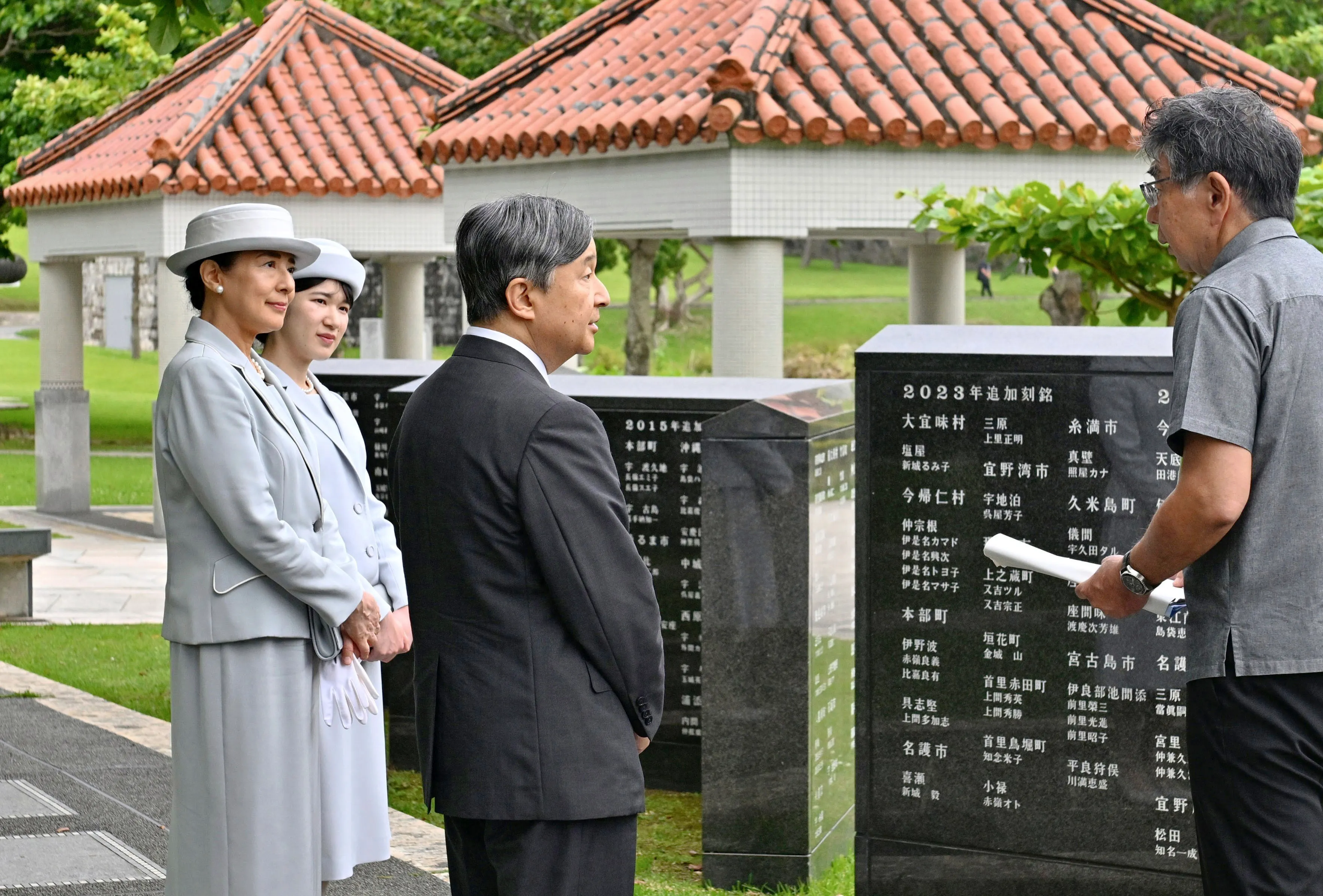 2025年6月4日，日本天皇德仁、皇后雅子和他們的女兒愛子公主，前往沖繩縣糸滿市的國家戰爭死難者和平陵墓獻花。（美聯社）