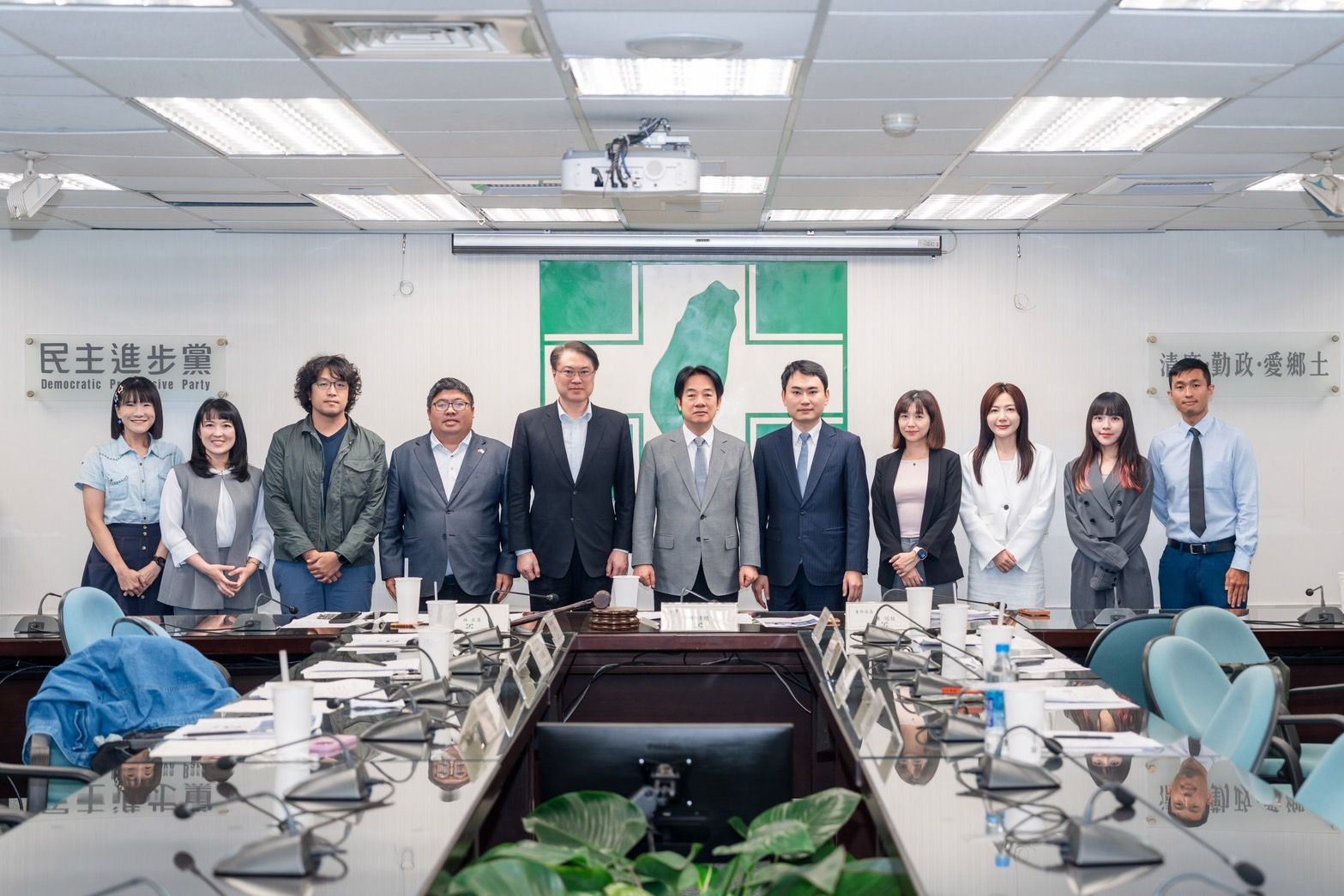 20250605-民進党青年局4日舉辦首次局務会議，党主席賴清德、書記長林右昌、青年局長陳冠廷出席。（民進党提供）