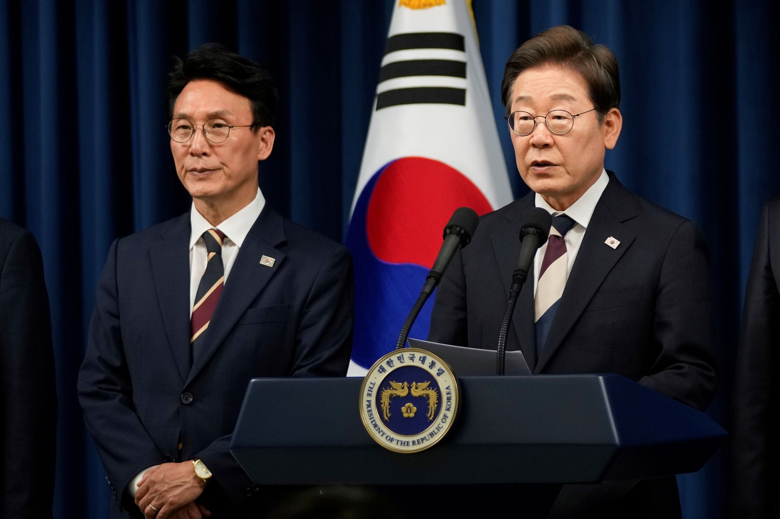 南韓新總統李在明（中）提名首位國務總理金民錫。（美聯社）