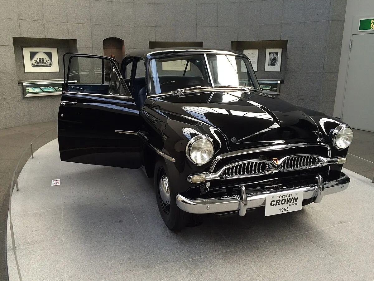 1955 年誕生的第一代 TOYOTA Crown 有著時尚的日式車體設計，罕見的對開式車門加上自主研發的全新四缸引擎，並以優異的乘坐舒適性及耐用度著稱，滿足了當時日本對乘用車的需求並成功外銷。
