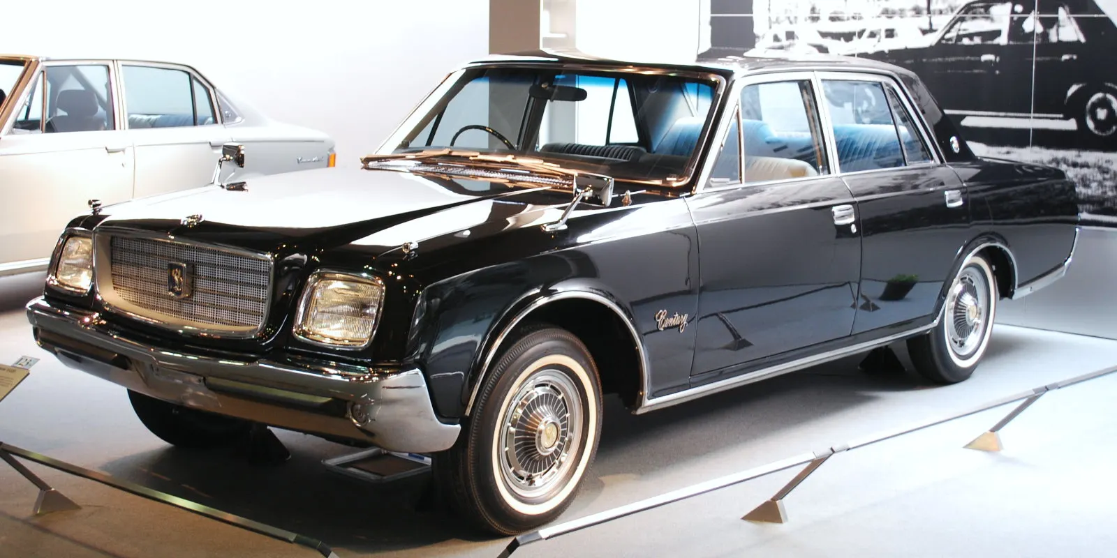 TOYOTA Century 連車標的鳳凰也是由工匠精雕細琢成形，最後再交由廠內工匠裝上，這部車也被認為是日本的驕傲。