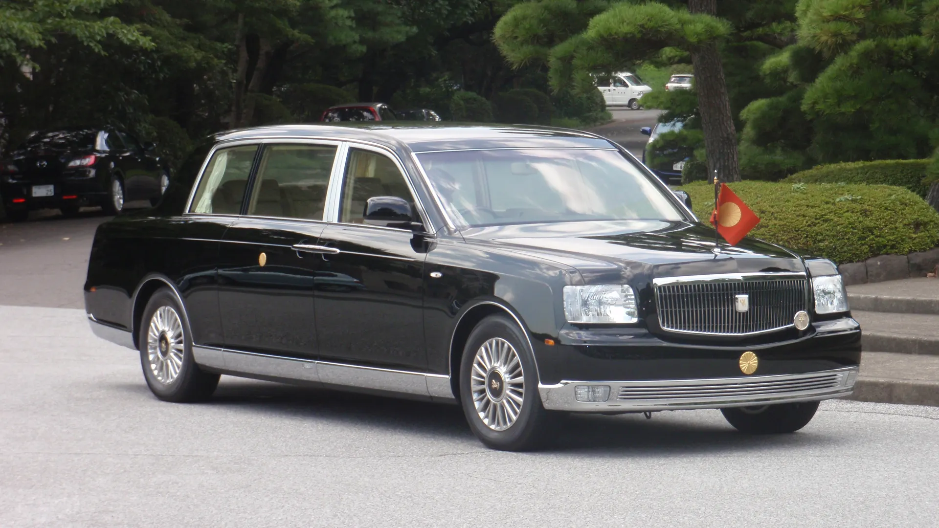 Toyota Century Royal 為日本皇室限定車款，也可以說是日本天皇專屬座駕，後座車室更加豪華隱私。