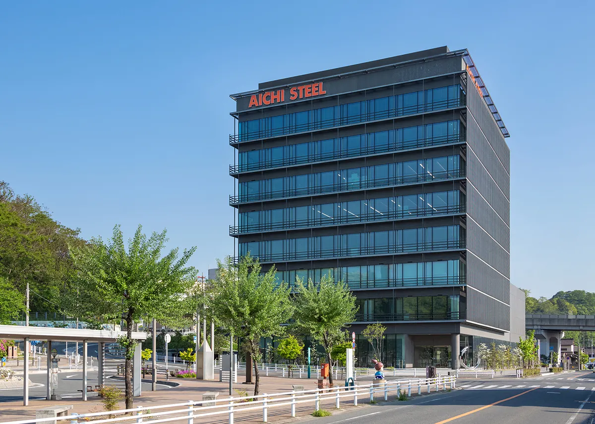 前名為愛知精工的愛知製鋼，當時豐田喜一郎打算生產汽車卻找不到願意配合的鋼材廠，便自己將設備買回來形成豐田的產品供應鏈，看到如今的 TOYOTA 汽車有如此成就，當時的鋼材廠估計也悔不當初。