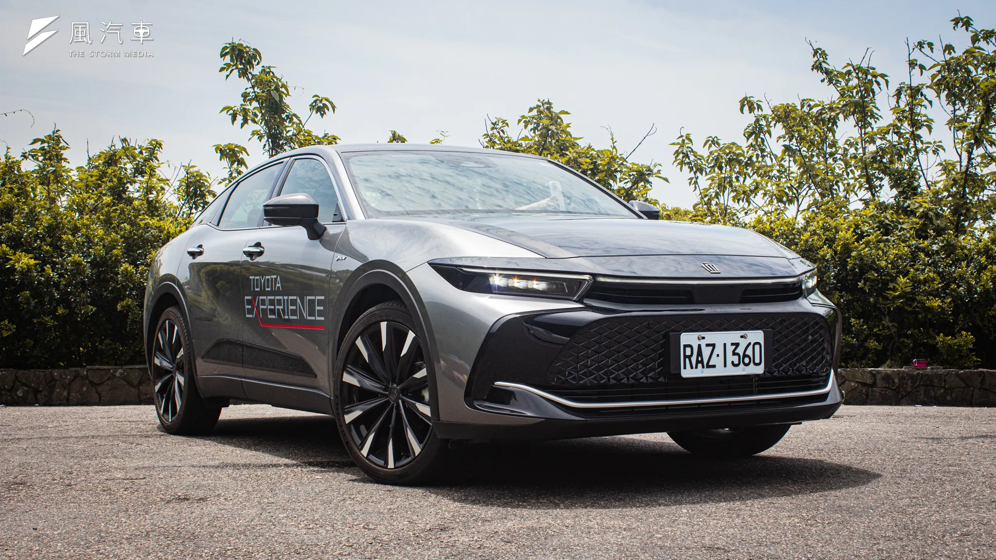 目前邁入第 17 代車型的 Crown 在台灣導入跨界車型供消費者選擇，而除了標準的轎車之外，Crown 也同時擁有掀背性能版的多重設定