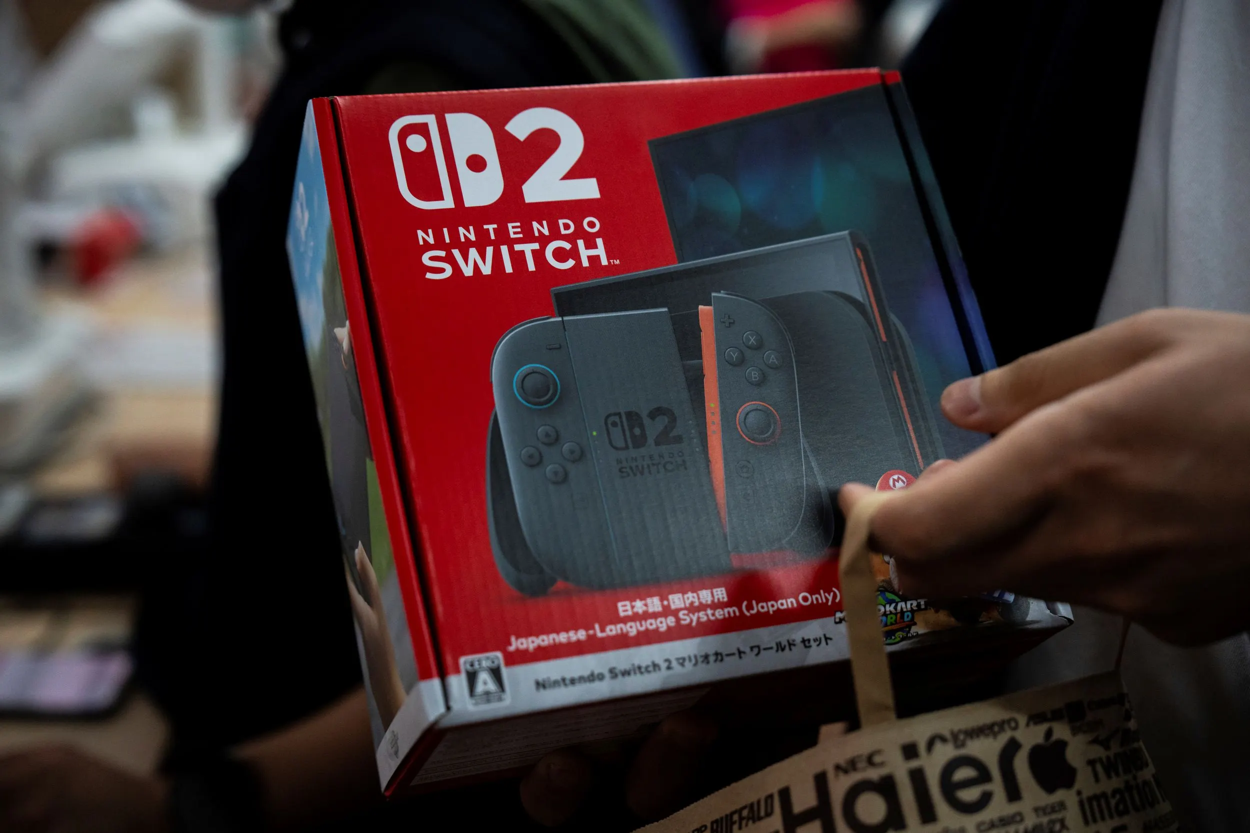 任天堂Switch 2が正式に販売開始され、東京の店舗に多くの消費者が押し寄せている。（AP）