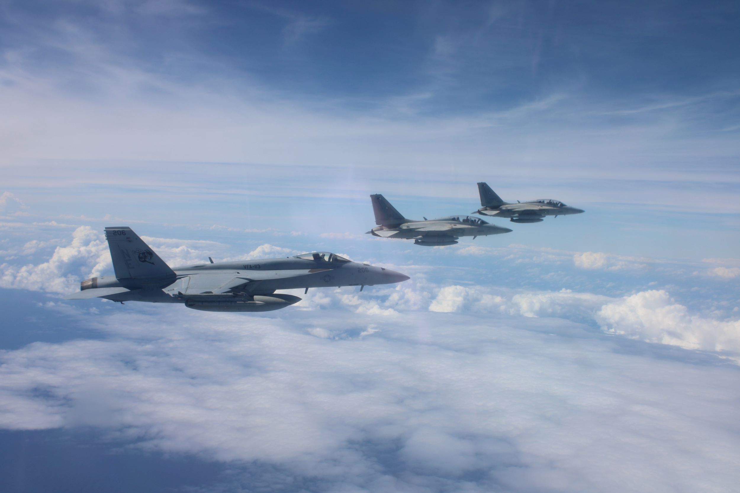 菲律賓空軍現役FA-50戰機（右）與美國海軍F/A-18E戰機執行任務。（翻攝自美軍DVIDS系統）
