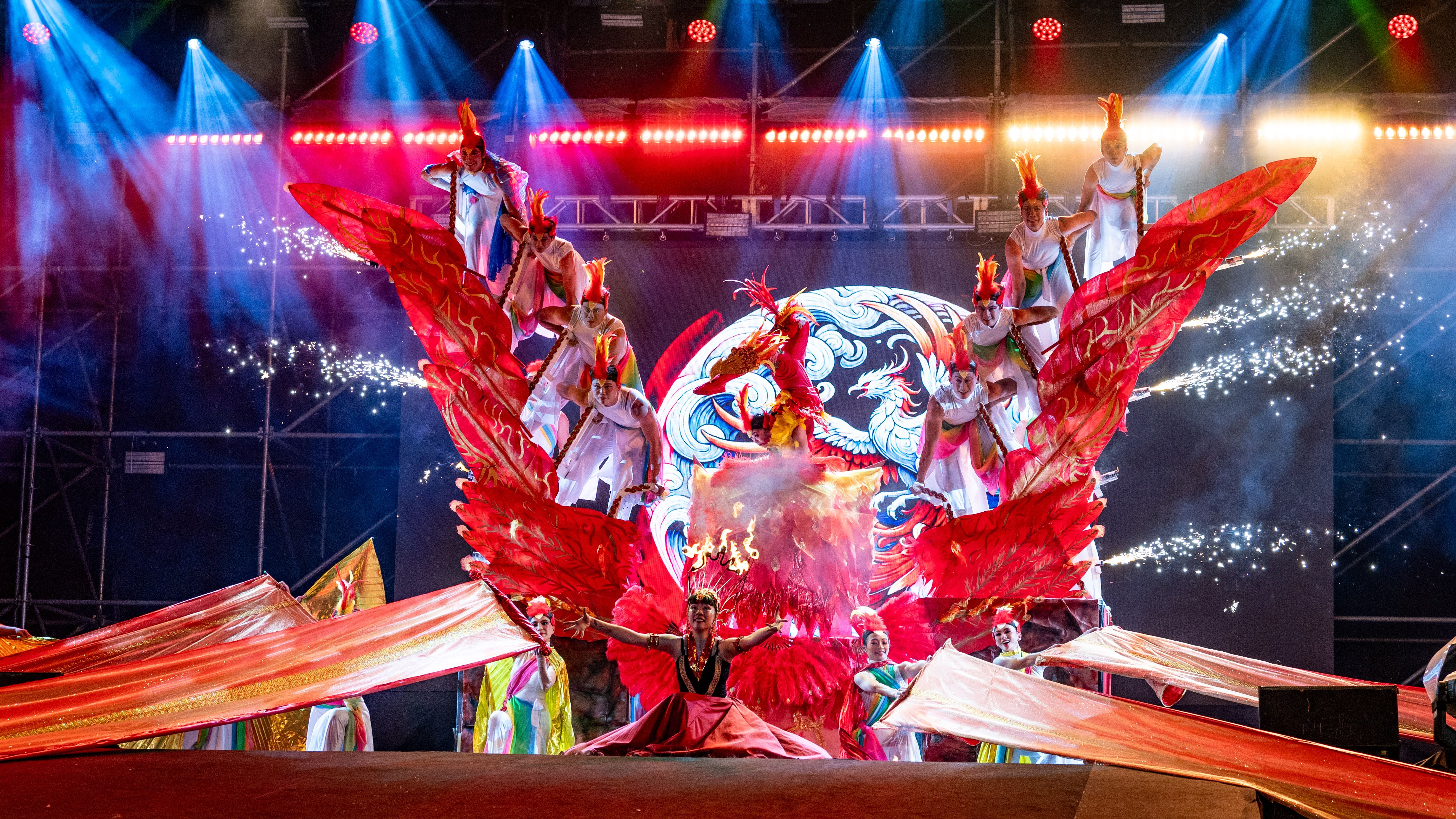 圖說：藝陣大匯演融合民俗技藝、聲光科技與AI視覺，打造一場神話與現實交錯的沉浸式舞台。（圖/桃園市政府）