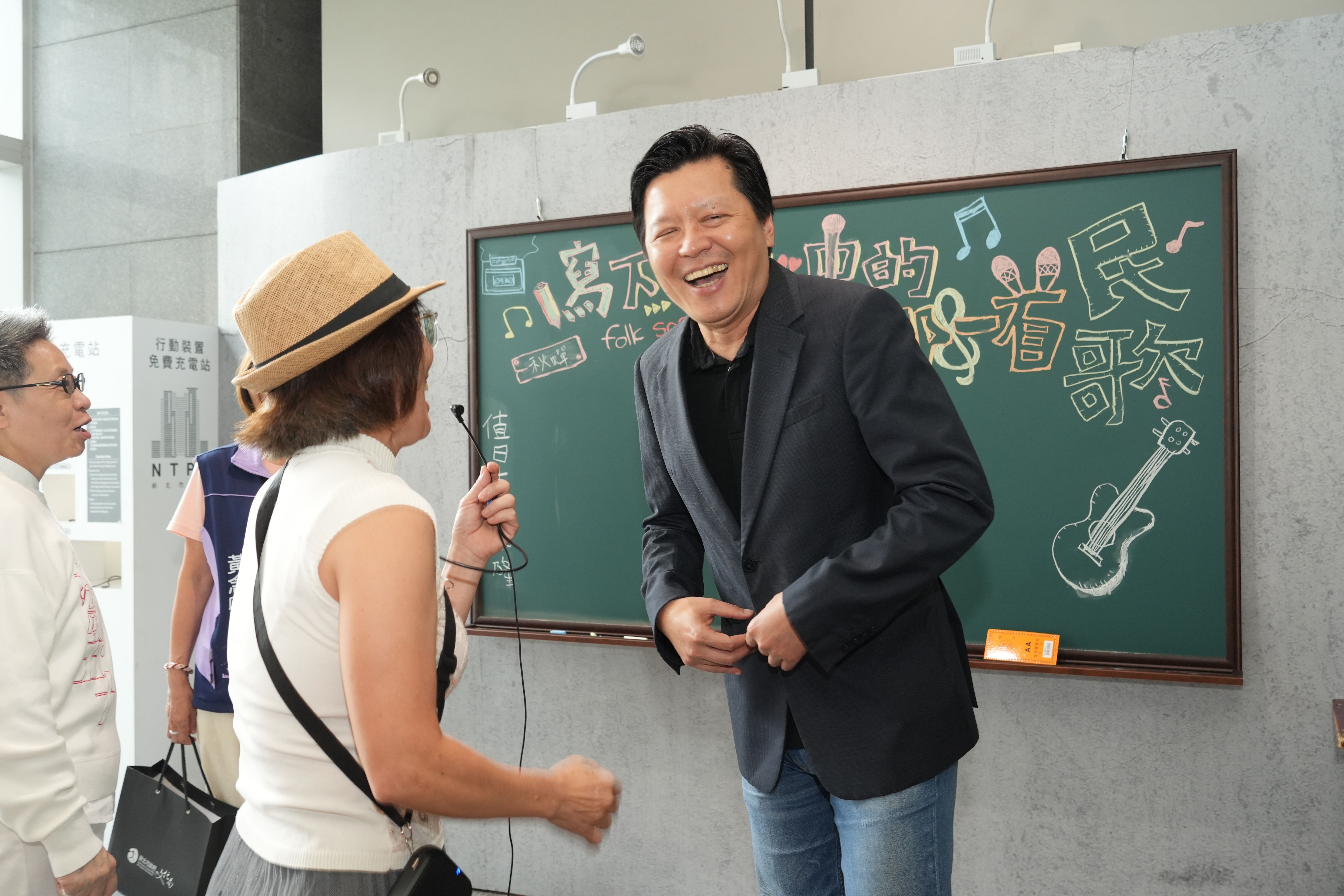 新北市朱惕之副市長(右)今(6)日出席新北市政府一樓《唱自己的歌─新北民歌50特展》開幕。(圖/新北市政府文化局)