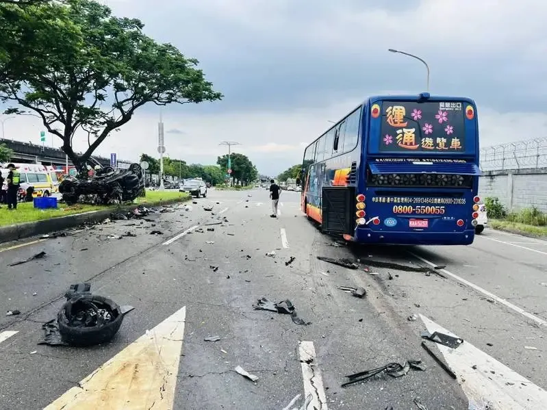 自小客車高速擦撞遊覽車噴飛。（圖／記者爆料網）