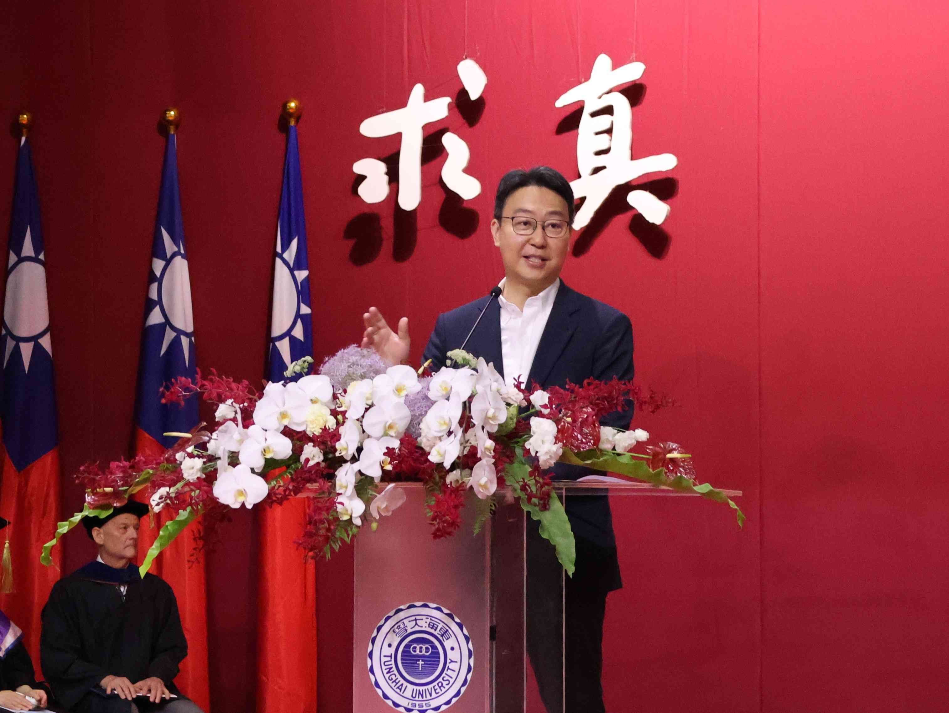 交通部長陳世凱返校勉勵畢業生隨時擁抱挫折,讓失敗風暴成為成長的養分。(圖/東海大學)