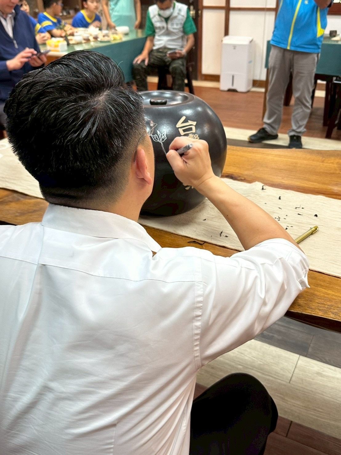 蘇俊賓跟著孩子們參與整個「藏茶」儀式，分享他對這份「十年之約」的期待。（圖／翻攝自蘇俊賓臉書）