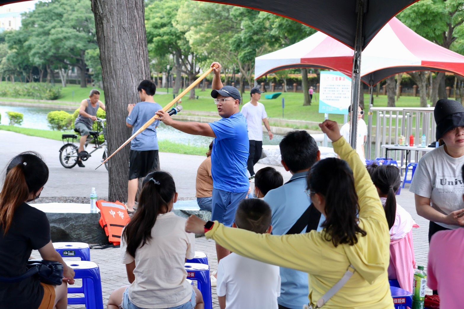 業教練示範龍舟划槳技巧。（圖/台中市政府）