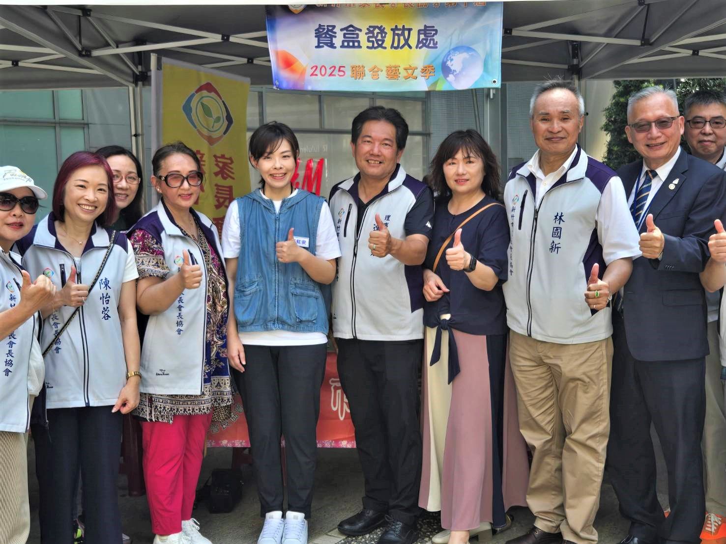 高虹安市長（左五）感謝新竹市家長會長協會及遠東巨城為竹市學子提供多元表演舞台。（圖／方詠騰攝）
