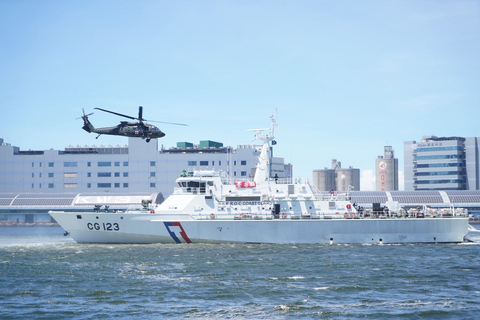 總統賴清德視導海安12號演習、海巡特勤隊突擊艇、4000噸雲林艦、1000噸台中艦、海空分列式。（張曜麟攝）