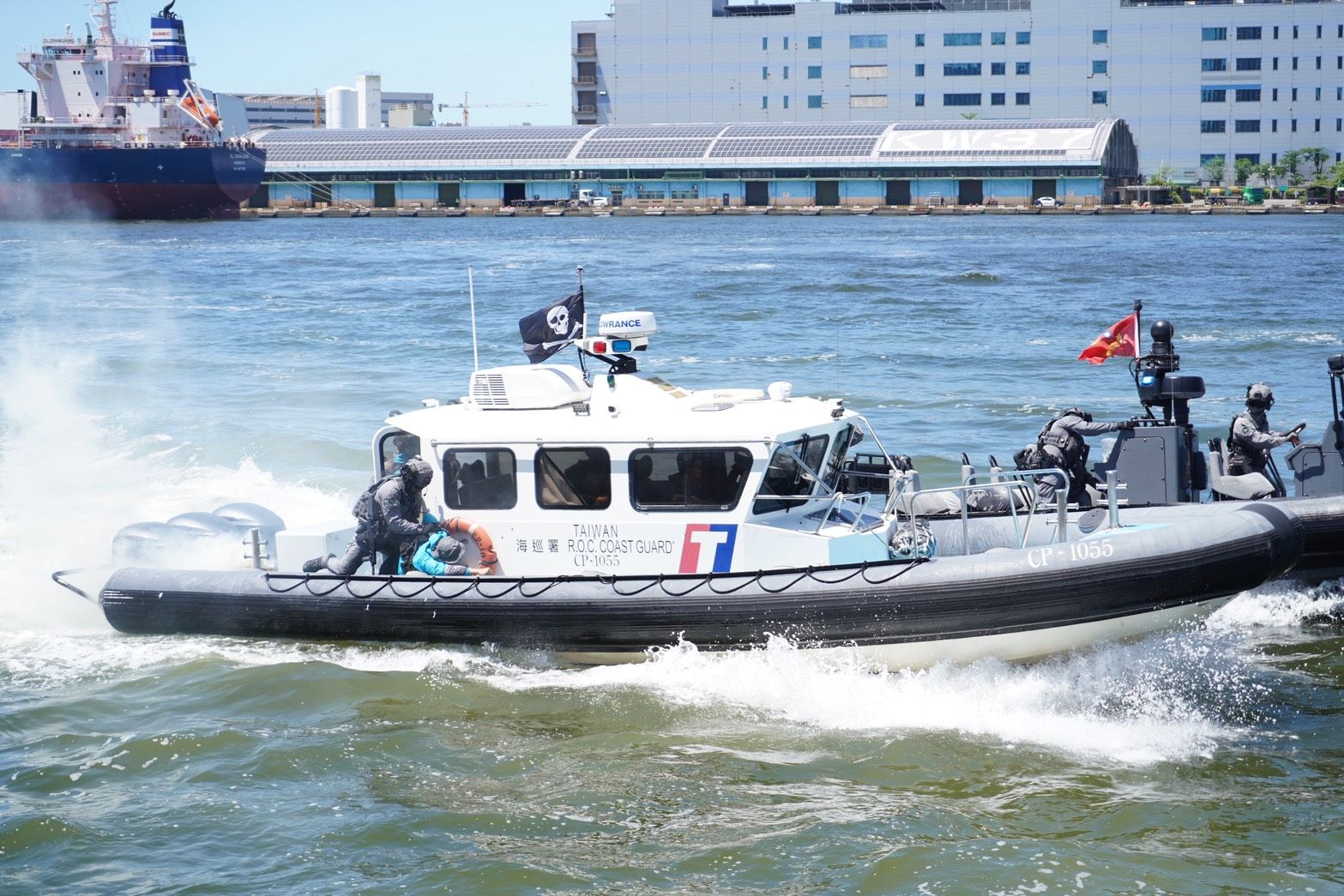 總統賴清德視導海安12號演習、海巡特勤隊突擊艇、4000噸雲林艦、1000噸台中艦、海空分列式。（張曜麟攝）