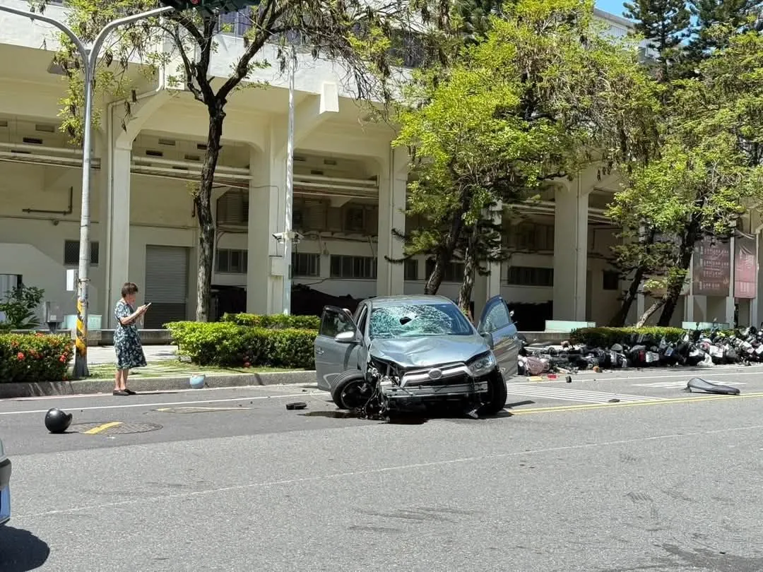 台南一名78歲婦人闖紅燈連撞30車。（圖／記者爆料網）