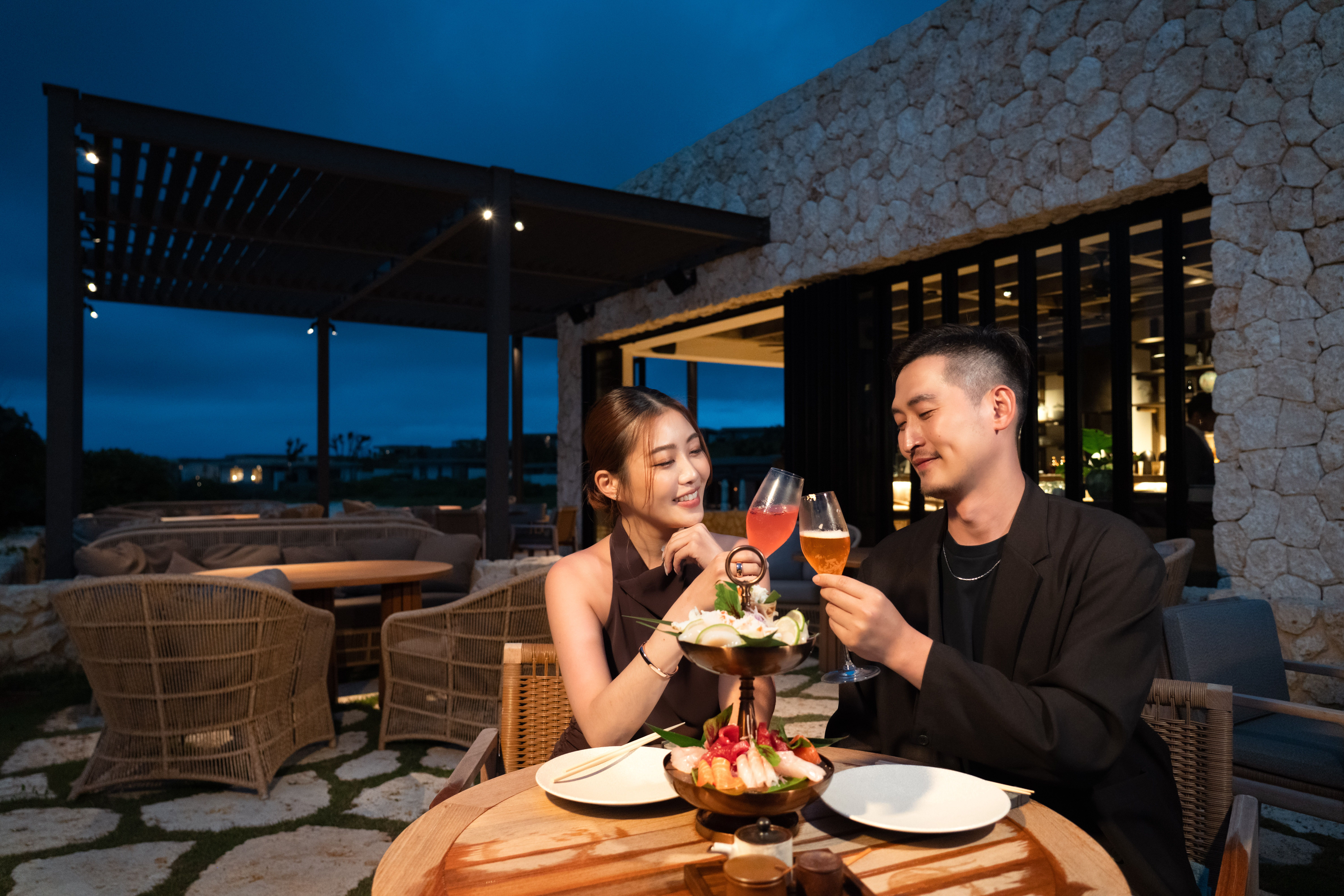 瑰麗酒店每一間客房與套房都擁有寬敞的空間和絕佳的海景視野，旅客可盡情享受私密的度假時光。（圖：星宇航空）