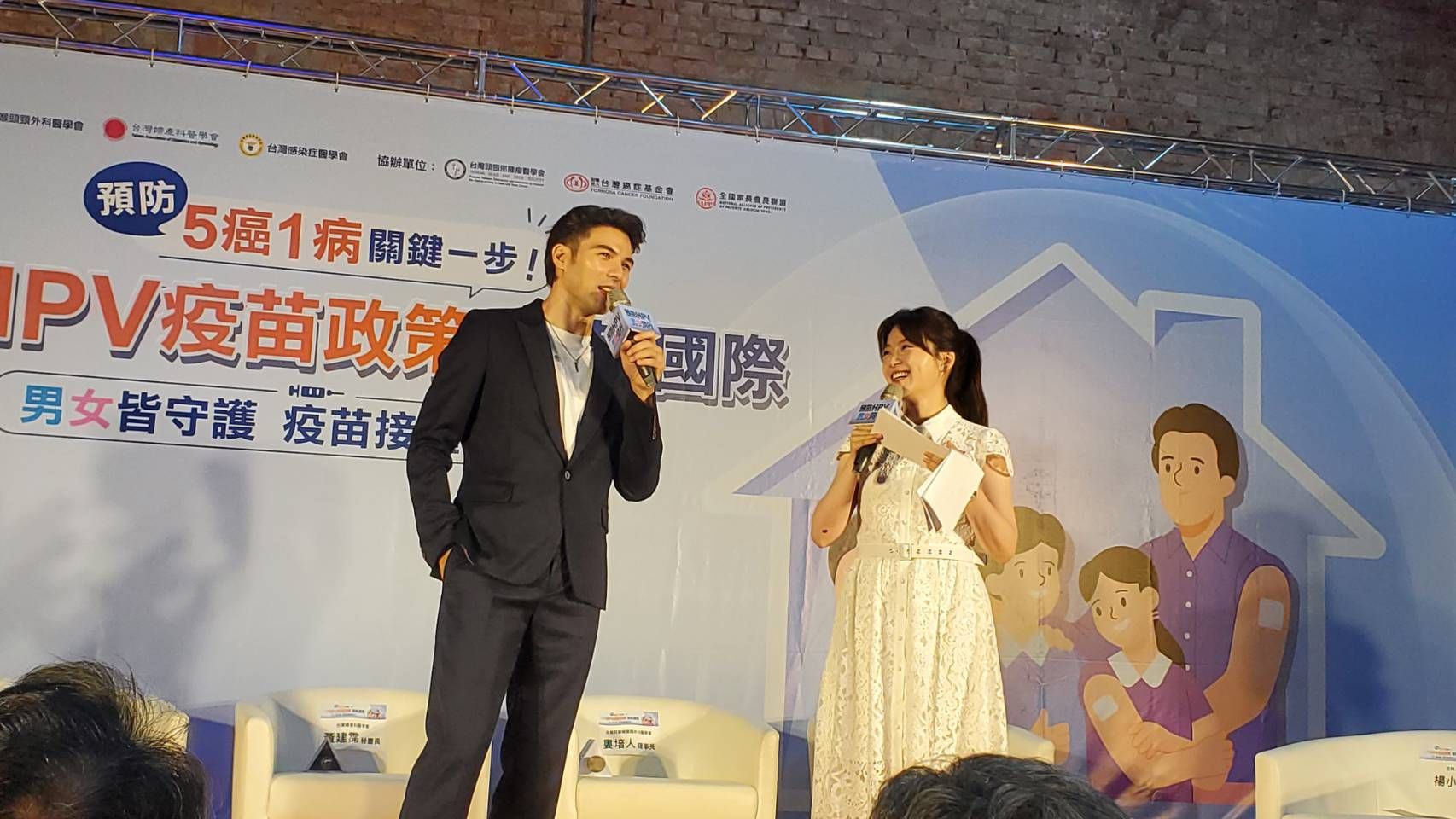 20250609-藝人鳳小岳（左）受邀擔任此次HPV預防衛教大使，也在記者會上分享心聲。（黃天如攝）（黃天如攝）