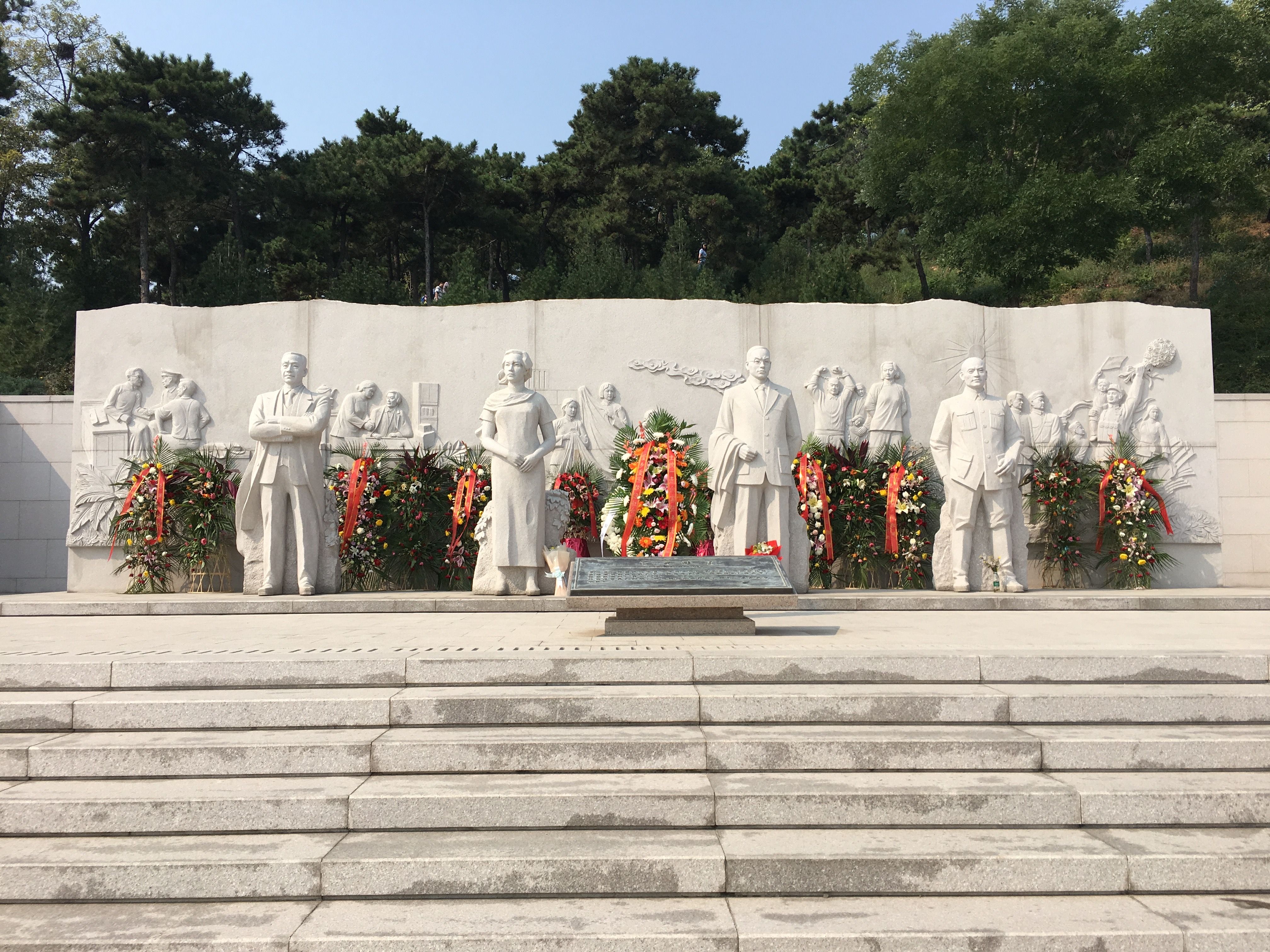 北京西山「無名英雄紀念廣場」前的陳寶倉、朱楓、吳石、聶曦「4烈士」雕像。（張鈞凱攝）