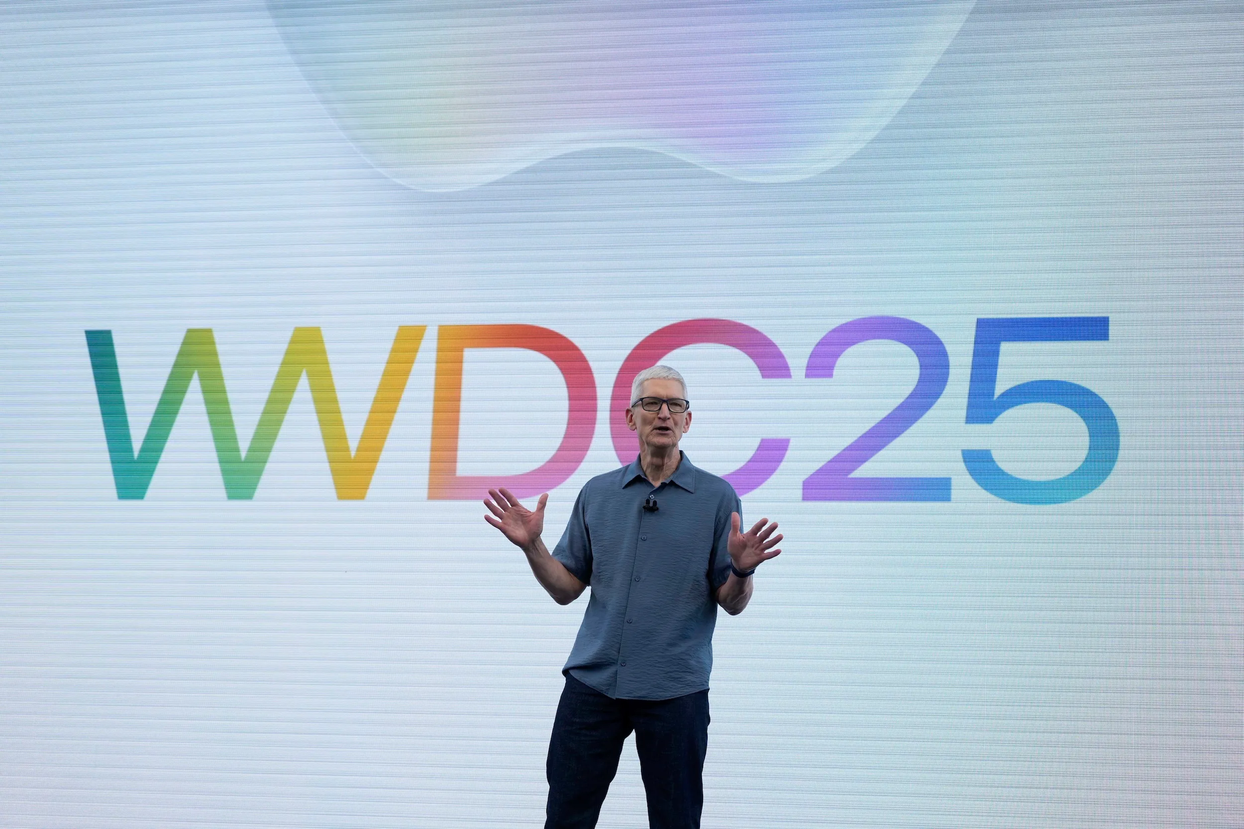 2025年6月9日，蘋果執行長庫克在加州庫比蒂諾總部出席Apple全球開發者大會。（美聯社）