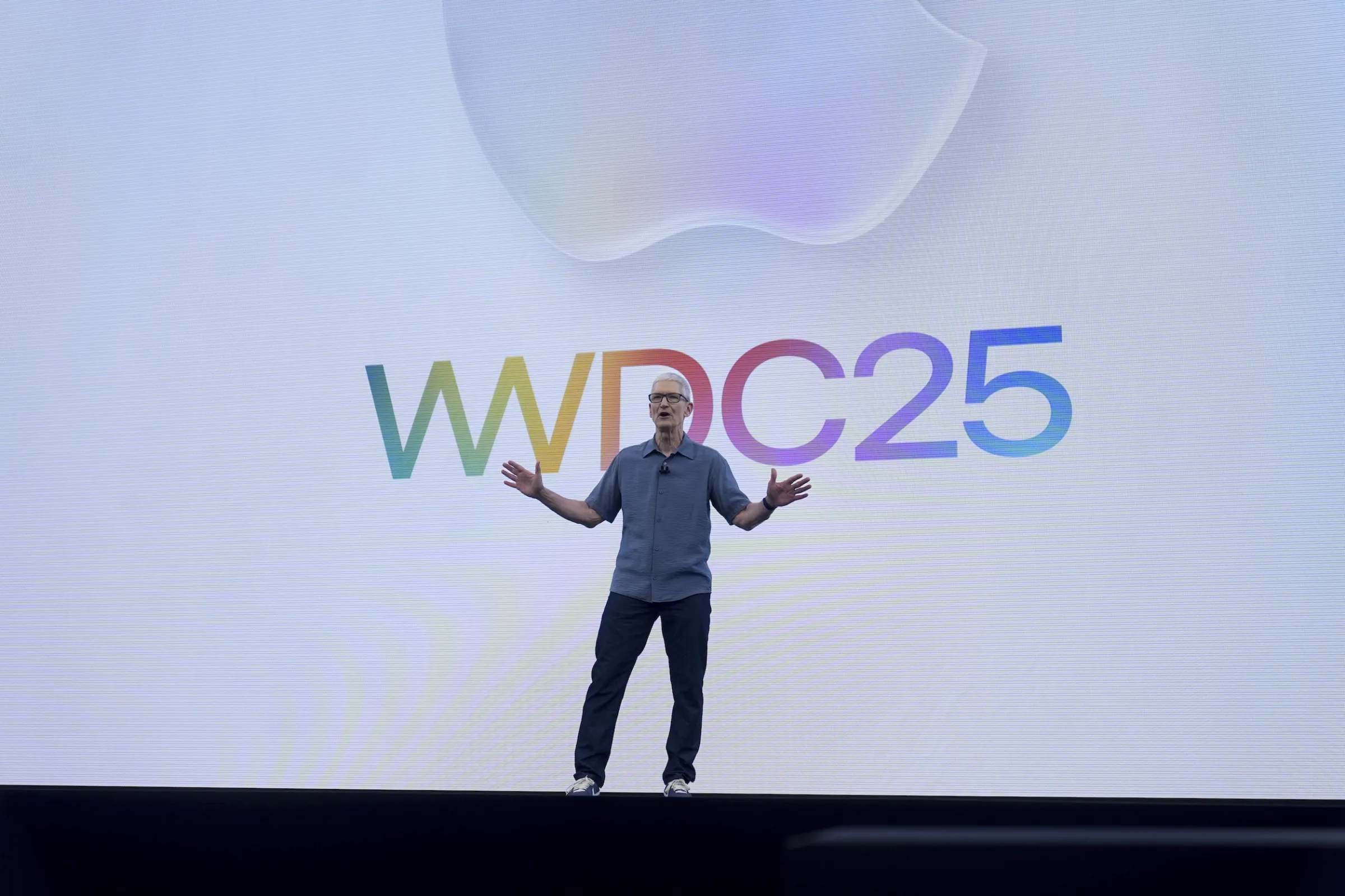 2025年6月9日，蘋果執行長庫克在加州庫比蒂諾總部出席Apple全球開發者大會。（美聯社）