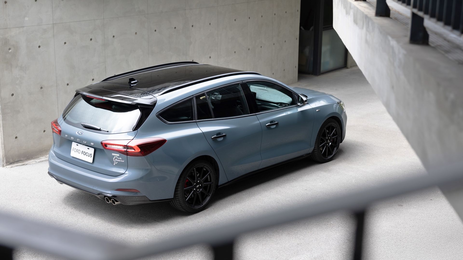 Ford Focus Wagon紐柏林限定版搭載彰顯性能風格意涵的限量專屬套件，搭配18吋專屬黑化ST Edition旋壓輕量性能鋁圈、專屬運動化跑車座椅與炫紅縫線設計。（福特六和提供）