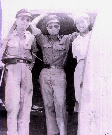 左一鄧重煌CH Tang . 陳達禮Caption T.LChan 空中服務員Stewardess Elizabeth Lan 1946