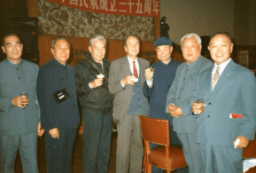 左起陳達禮、 周炳、鄧重煌、 潘國定等中航老同事於1984年 11月在北京歡聚一堂；他們也是1949年11月 9日「兩航事件」的主要成員。