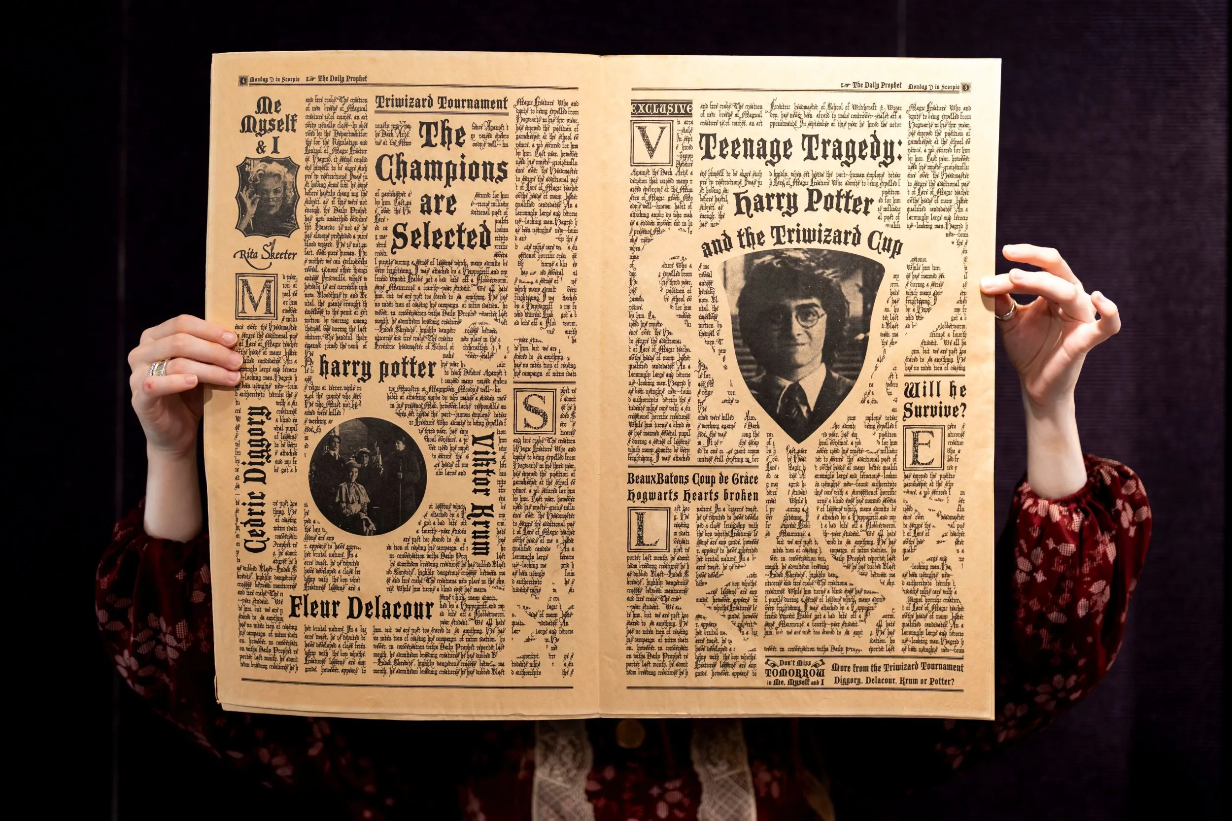 哈利波特系列電影中，魔法世界報紙道具日前在英國進行拍賣。（美聯社）