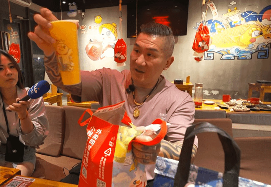 館長、台湾のミルクティーは1杯800台湾元と話す。（館長のライブ配信より）