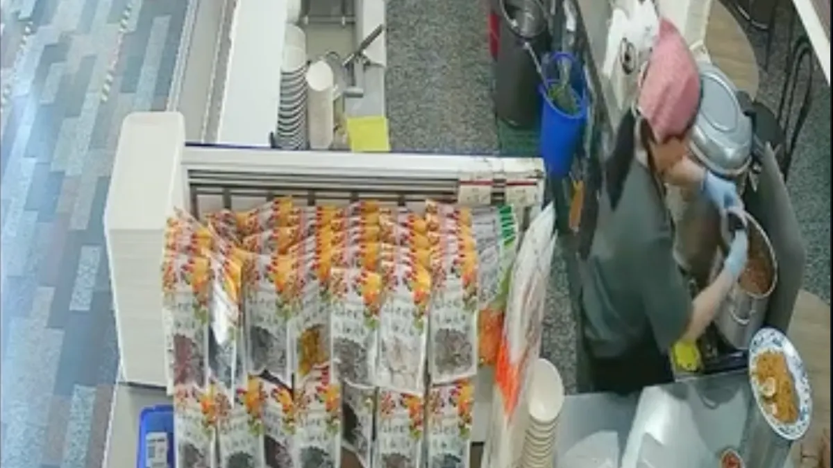 台南周氏蝦捲的員工將客人吃剩的油豆腐直接倒回滷鍋中。（圖／翻攝自Dcard）