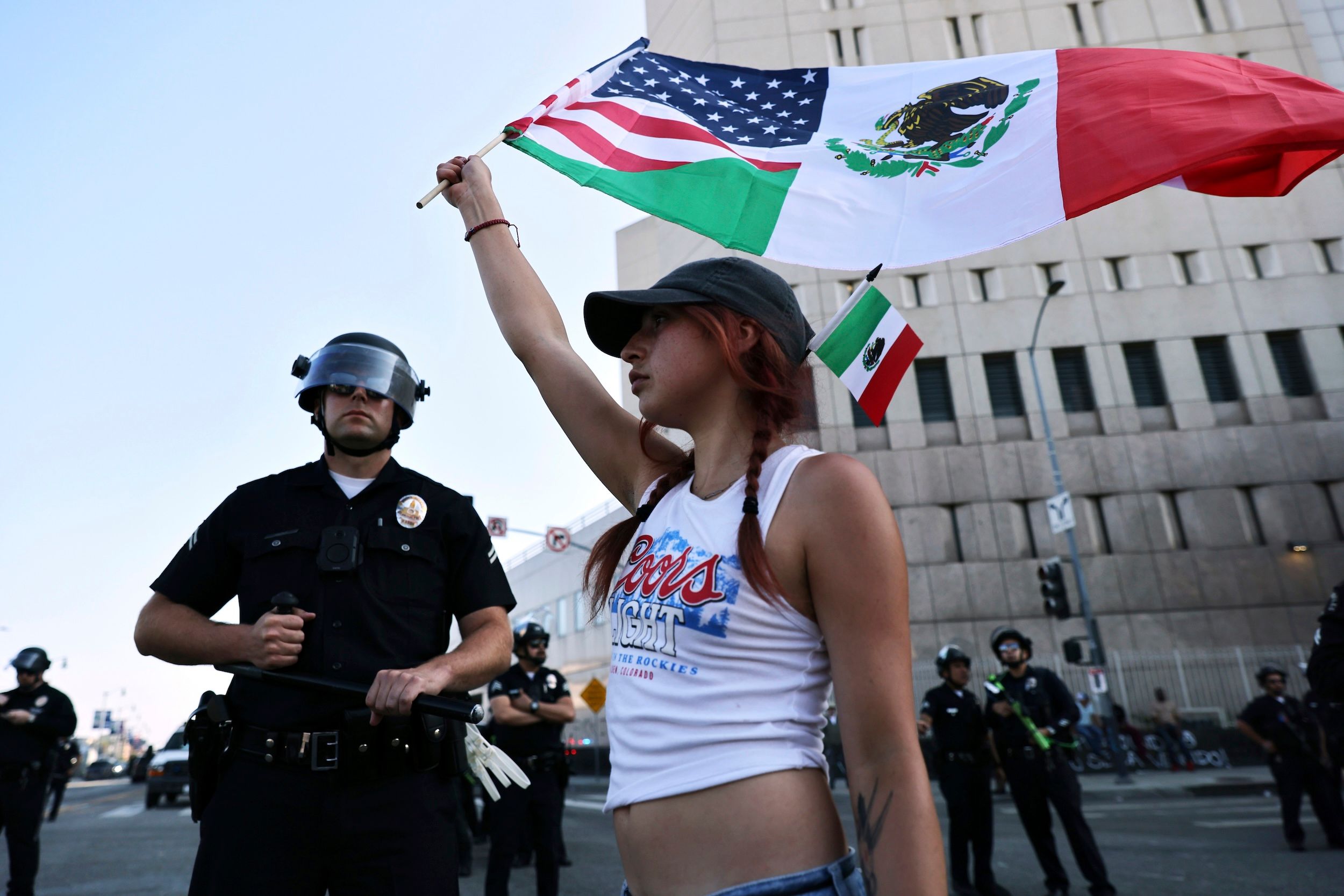 2025年6月10日，2抗議者在加州洛杉磯舉行示威集會。（美聯社）