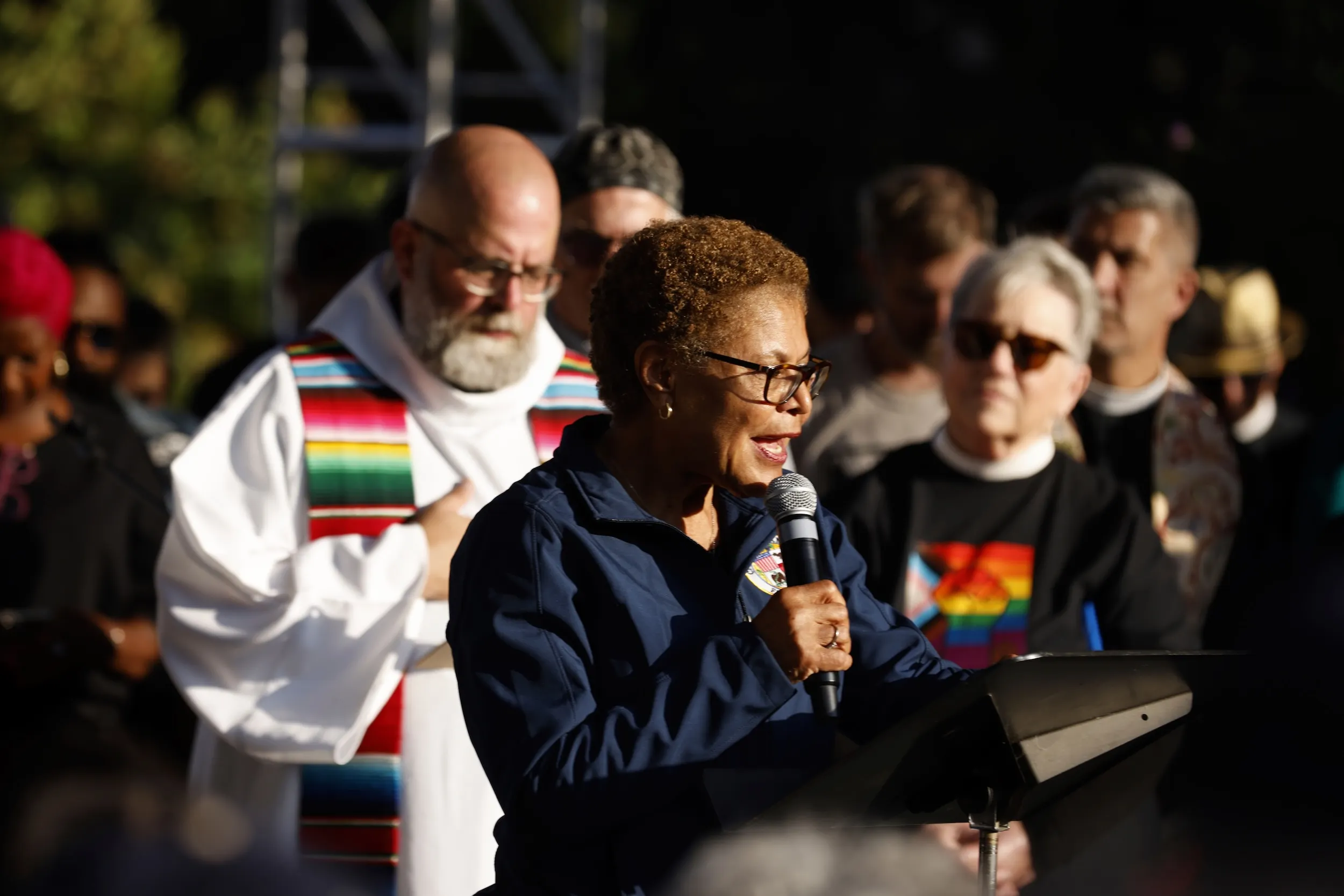 2025年6月10日，洛杉磯市長巴斯在跨宗教祈禱守夜活動中發表談話。（美聯社）