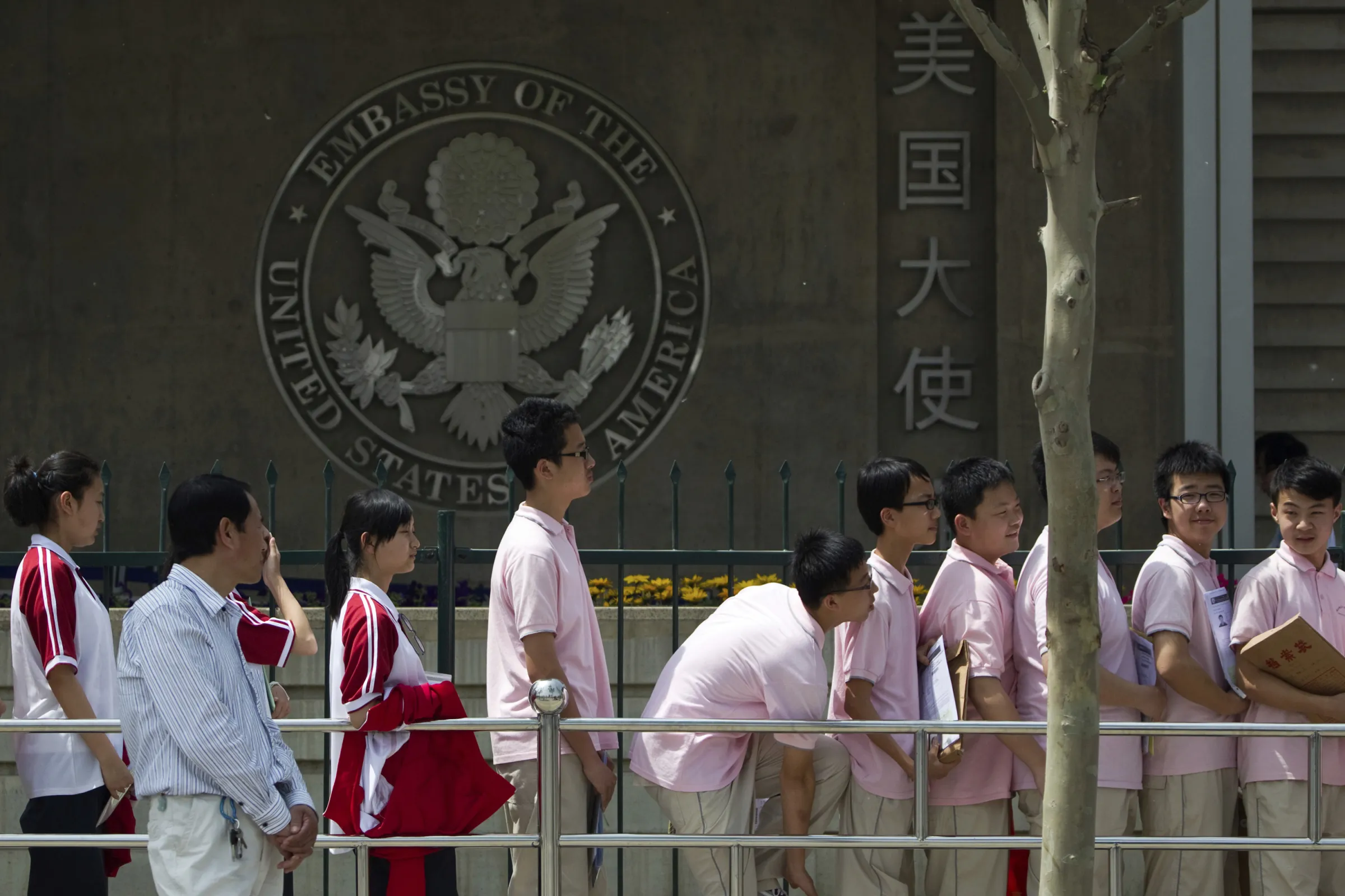 中國學生在美國駐中國大使館外等候簽證申請面試。 (AP)