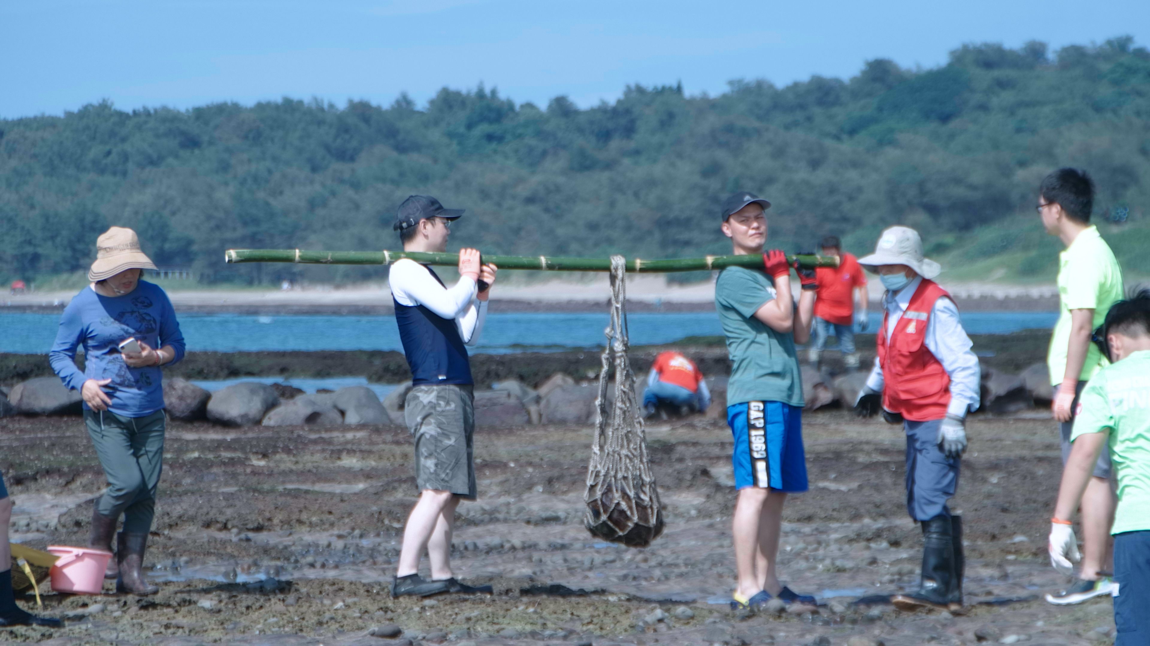 文化局今年擴大辦理「三芝『守滬人』石滬修復交流活動」，帶領大家手把手修復百年石滬。(圖/新北市政府文化局)