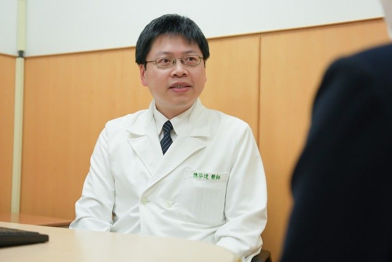 20250611-醫師陳泓達表示，肝腫瘤的治療除了傳統開腹手術、微創腹腔鏡或達文西手術外，尚有腫瘤射頻燒灼術的選擇。（台北慈濟醫院提供）