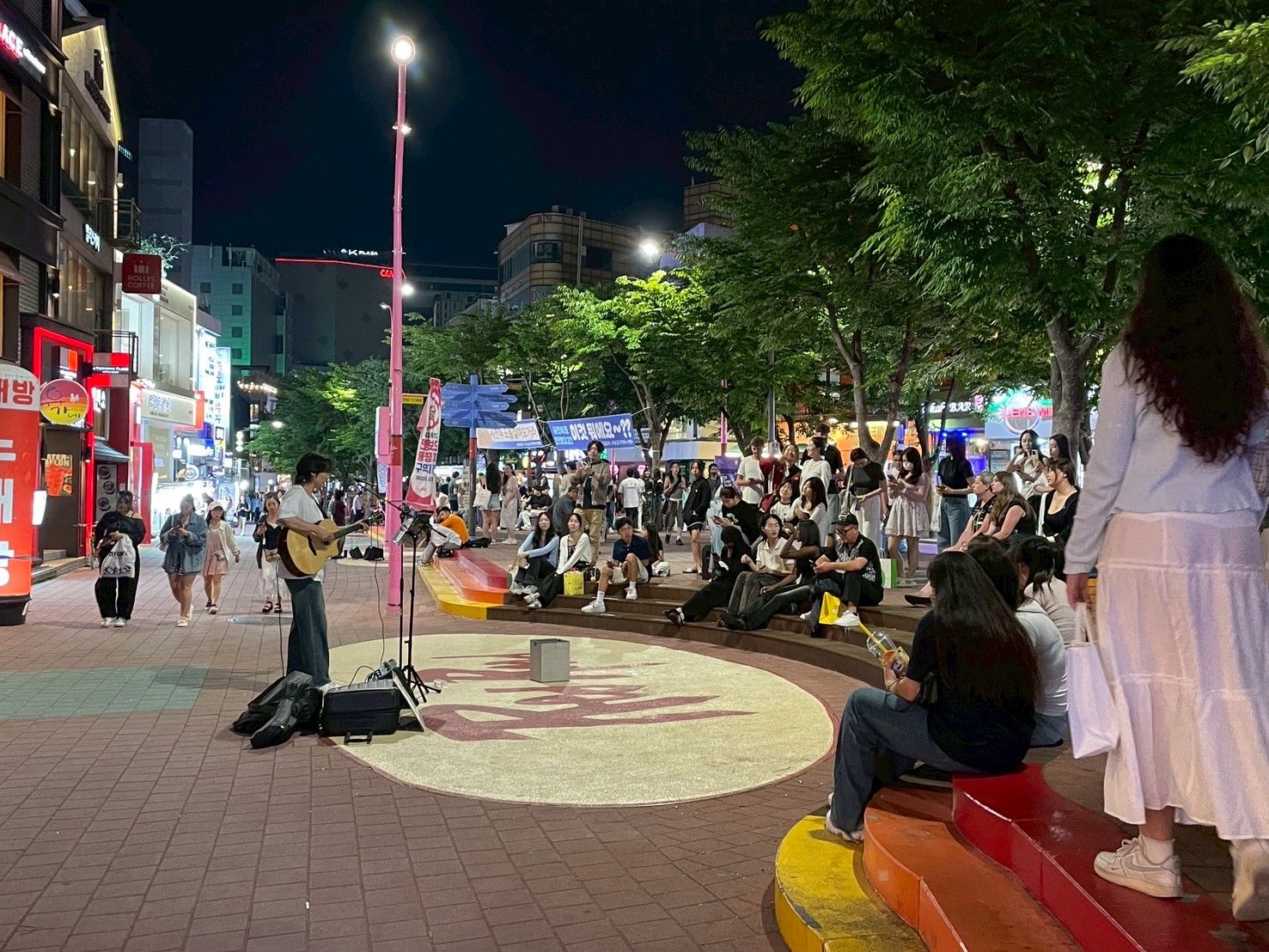 2025年6月，韓國首爾弘大和諧廣場路商圈。（吳辰君攝）