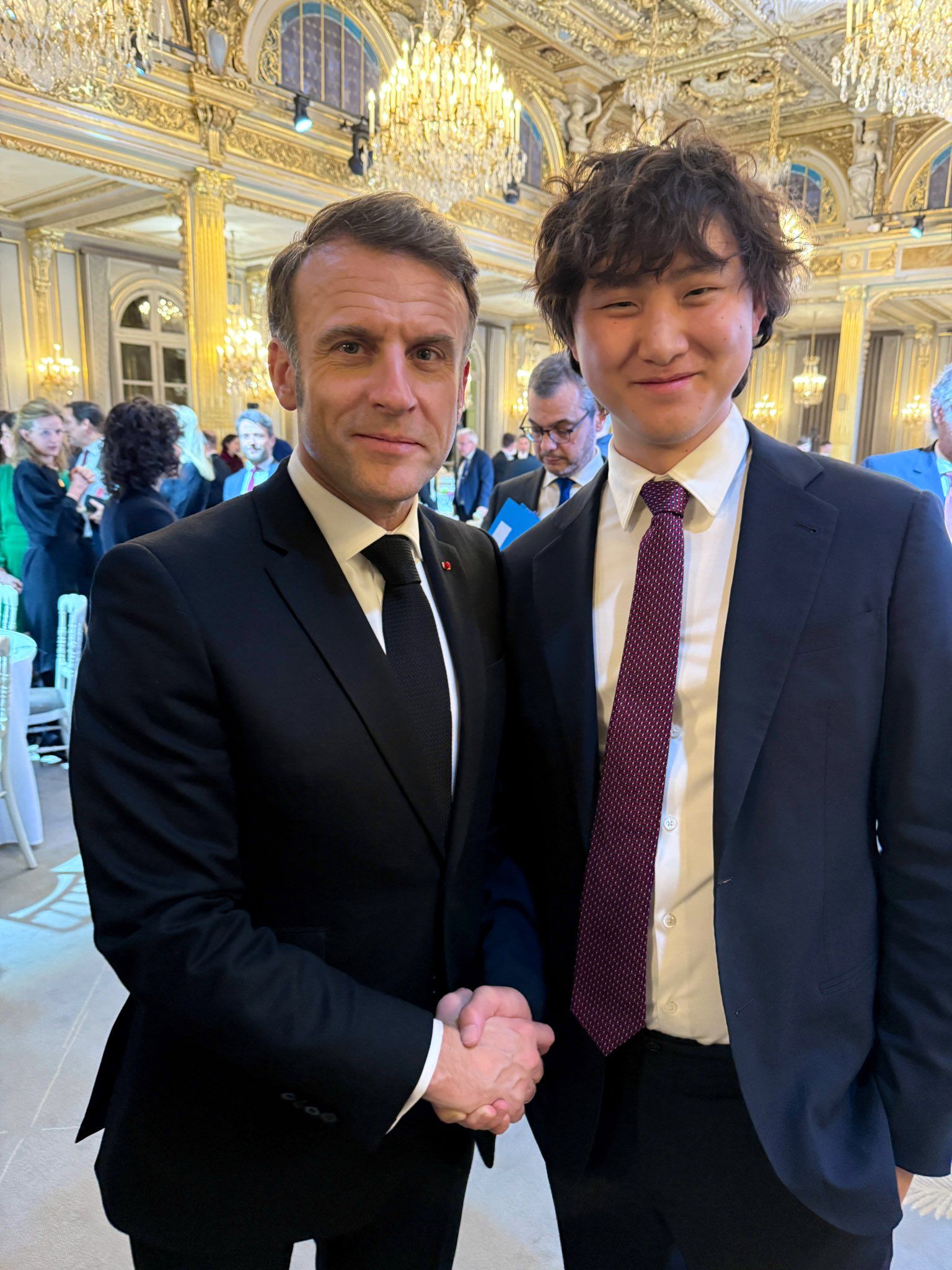 AI新創公司Scale AI、華裔創始人汪滔（右）與法國總統馬克宏合影。（翻攝自汪滔粉專）
