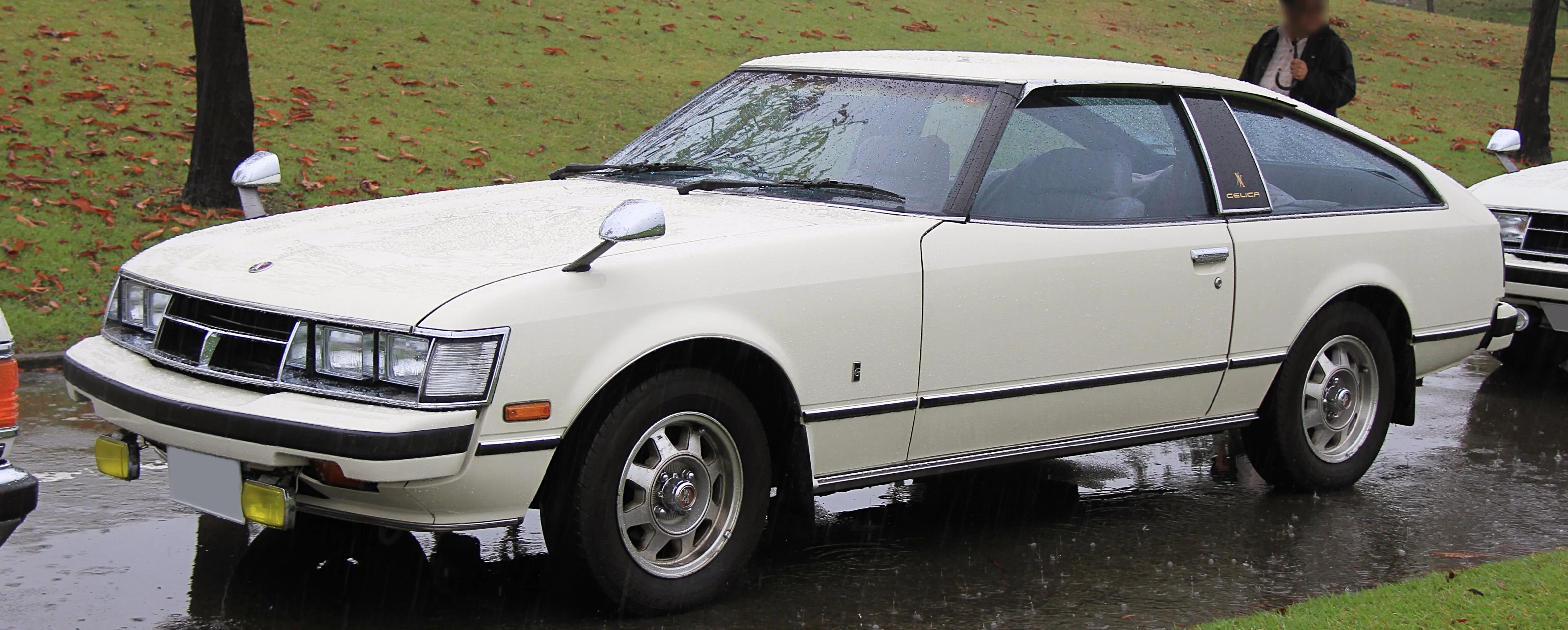 在 Toyota Celica 邁入第二代車型 ( A40 ) 時推出的六缸版本，也是 Supra 之名首次公開，雖然這時候還只是 Celica 的分支，但更強大的性能設定注定讓它走上與 Celica 不同的路線。