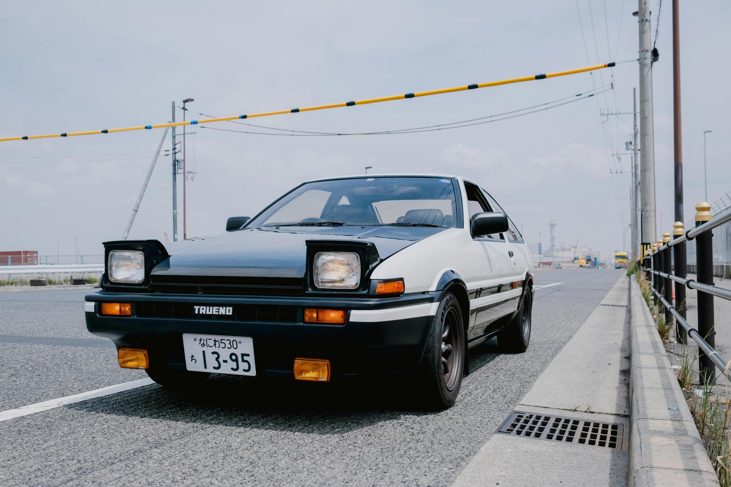AE86 是最著名的 Corolla 系列，除了賣座的頭文字D，本身優異的操控性以及最後的 FR 都讓它仍是拍賣寵兒，亞洲天王周杰倫在拍完電影頭文字 D 之後也有將拍攝用的 AE86 納入收藏。